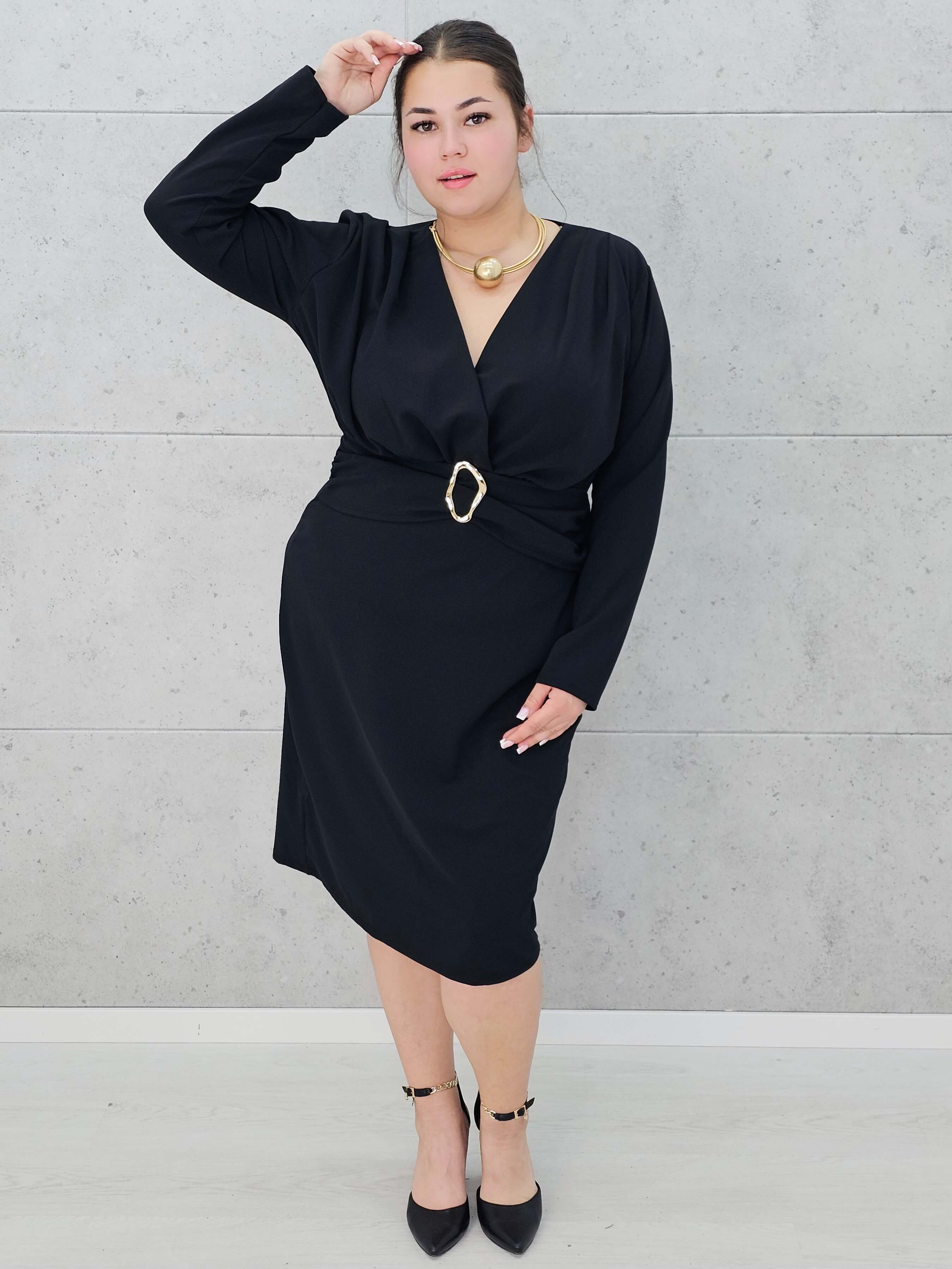 Sukienka plus size z paskiem i kopertowym dekoltem – klasyka w eleganckim wydaniu Stylowa XL