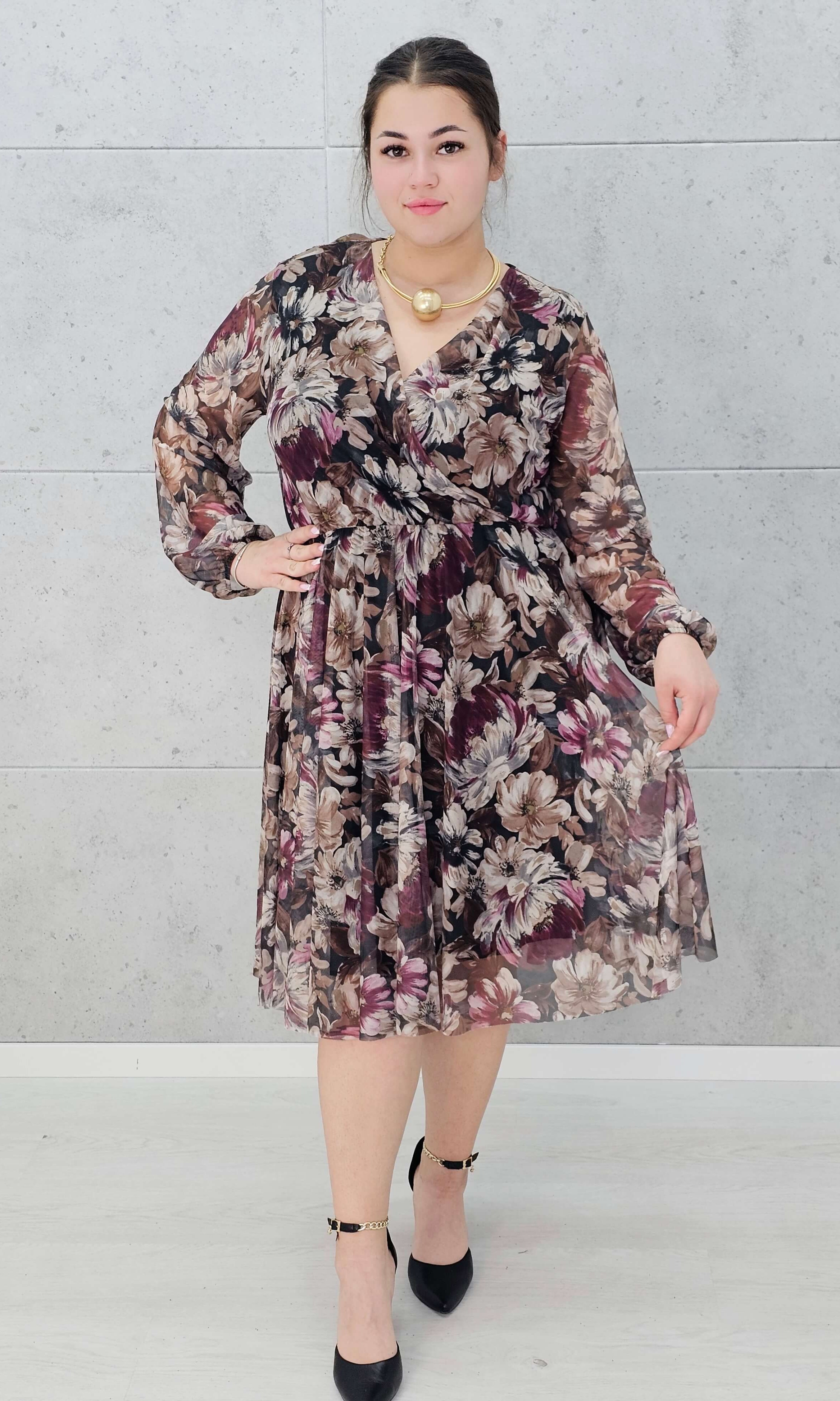 Sukienka plus size w kwiaty z kopertowym dekoltem – kobiecy urok i elegancja Stylowa XL