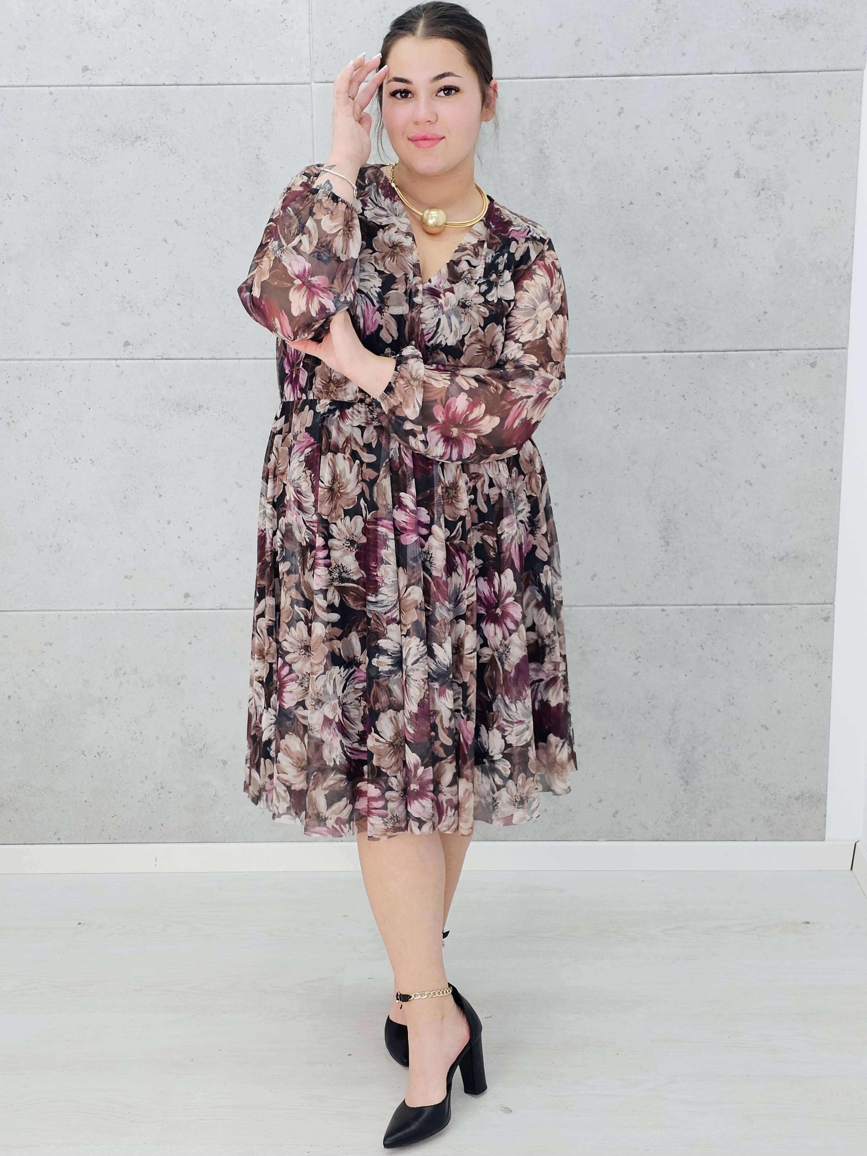 Sukienka plus size w kwiaty z kopertowym dekoltem – kobiecy urok i elegancja Stylowa XL