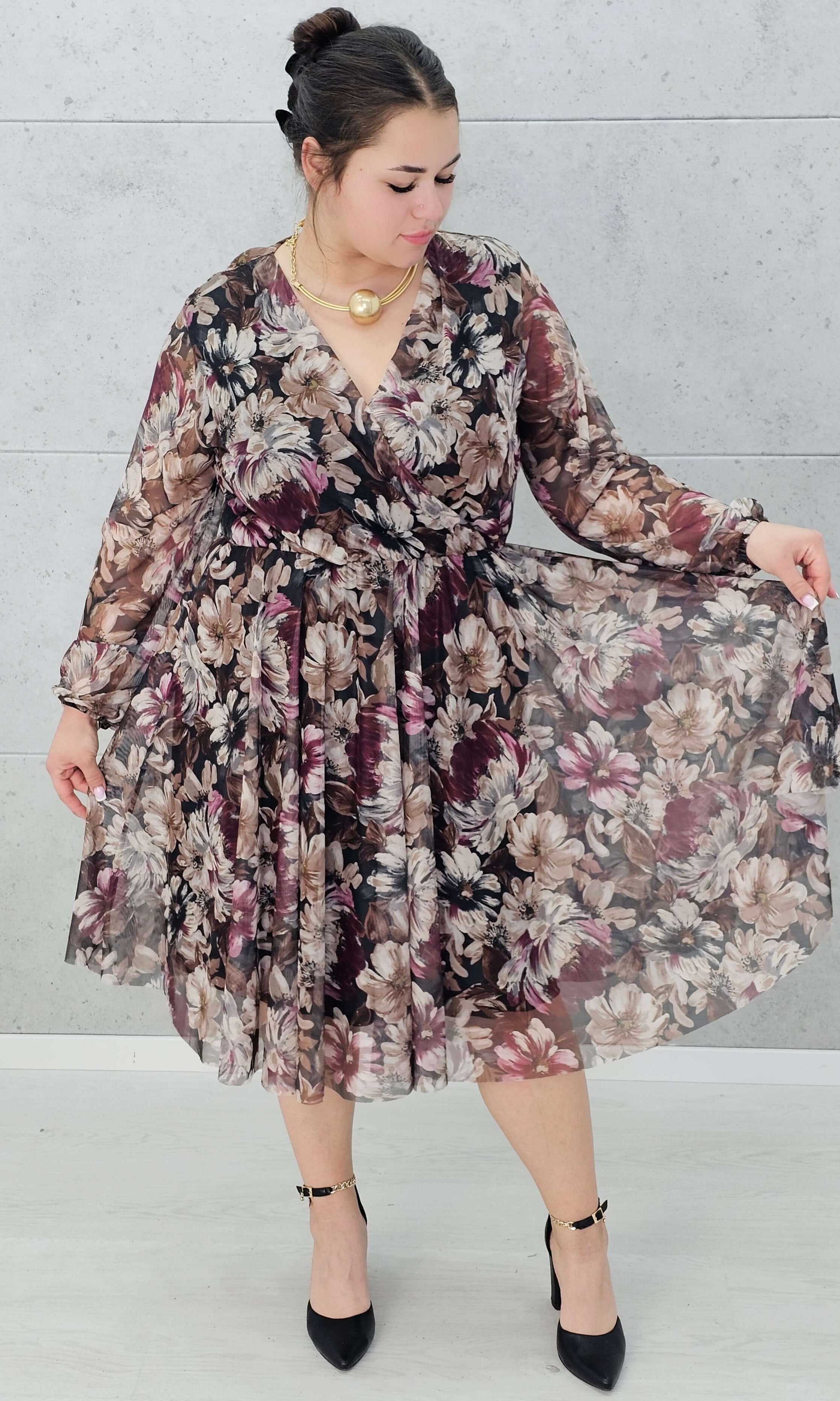 Sukienka plus size w kwiaty z kopertowym dekoltem – kobiecy urok i elegancja Stylowa XL