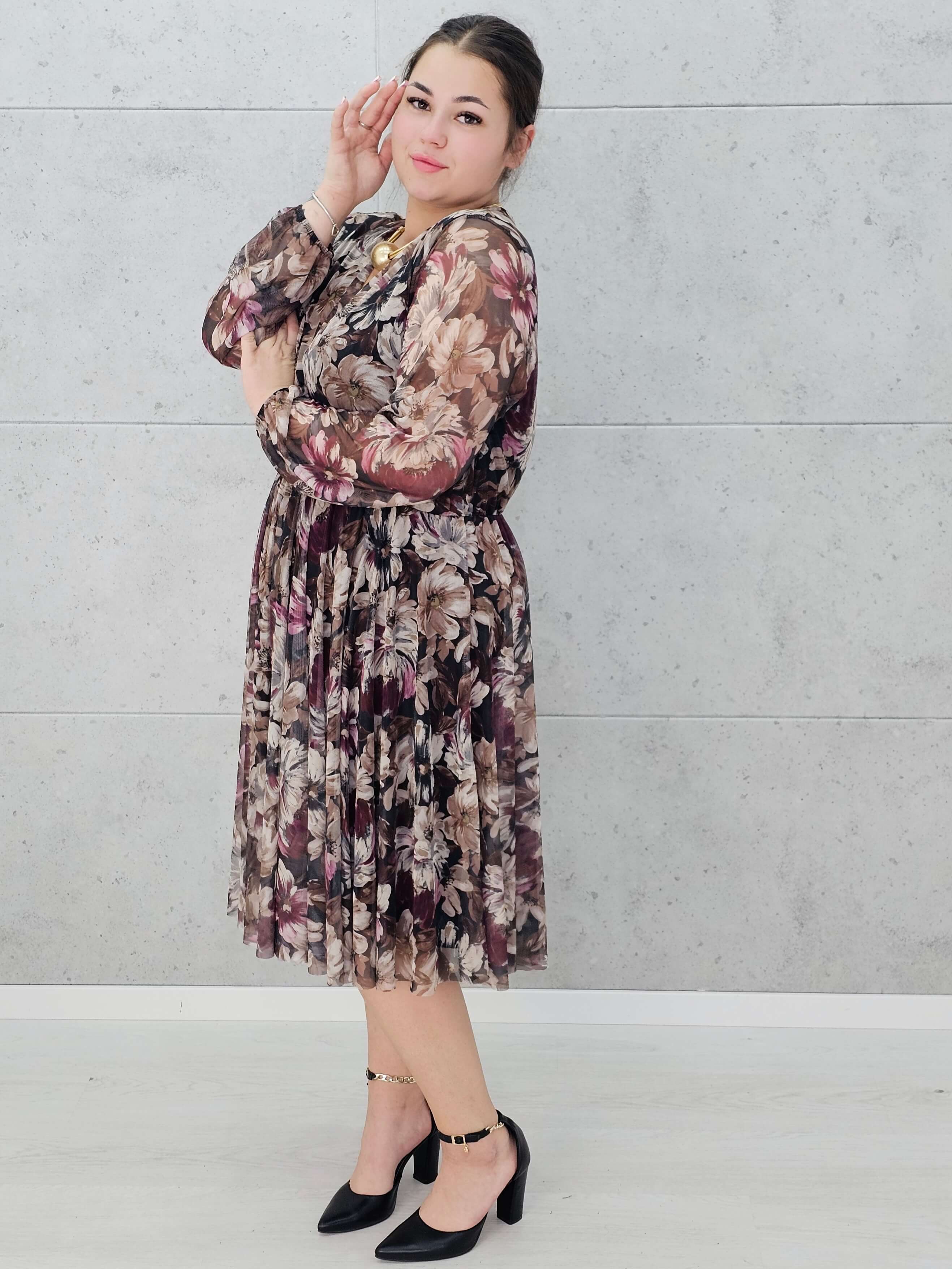 Sukienka plus size w kwiaty z kopertowym dekoltem – kobiecy urok i elegancja Stylowa XL