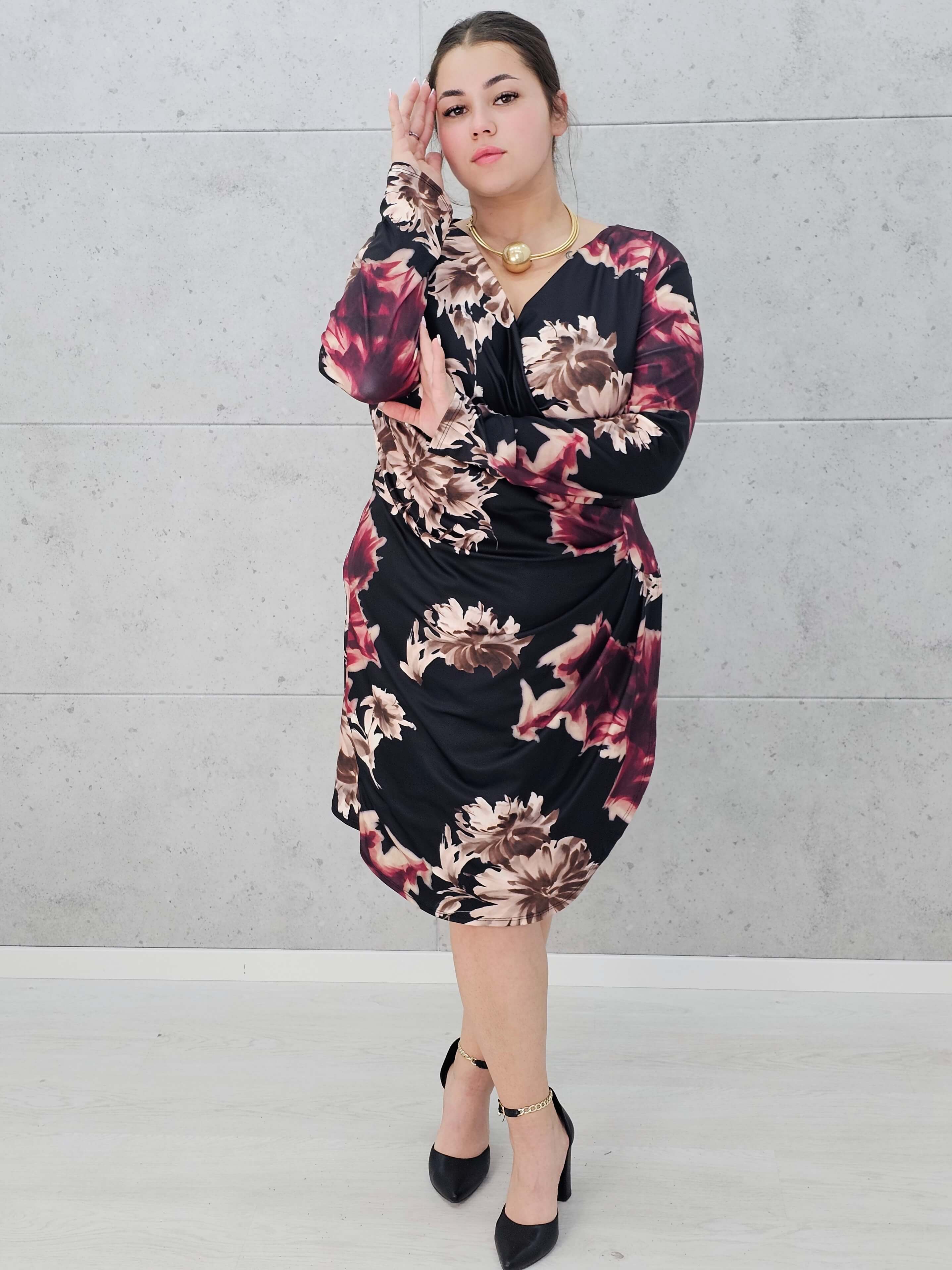 Sukienka kopertowa plus size w kwiaty – elegancja i kobiecy szyk Stylowa XL