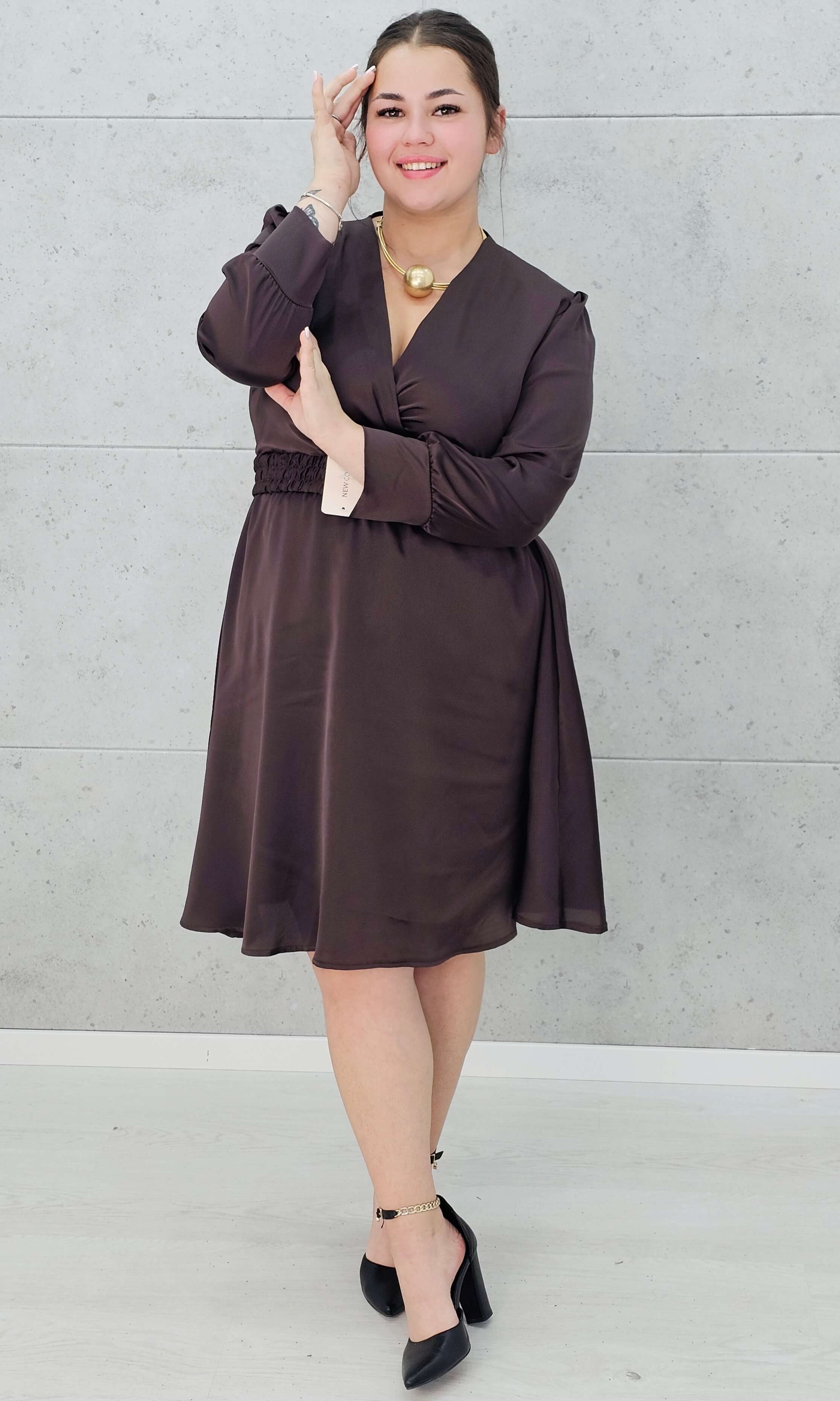 Sukienka plus size satynowa z paskiem – elegancja i pewność siebie na każdą okazję Stylowa XL