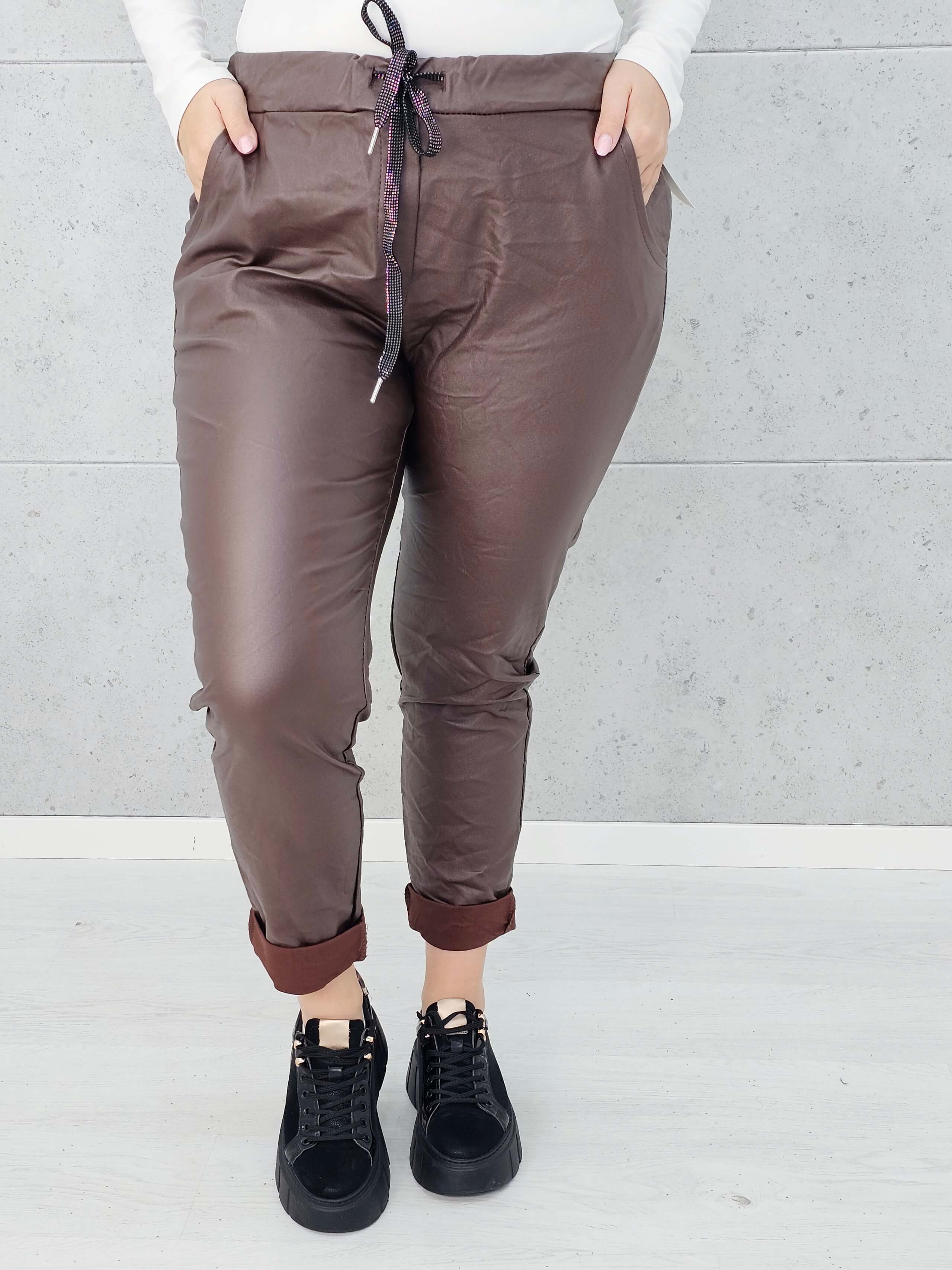 Spodnie plus size z eko skóry – styl, komfort i kobieca pewność siebie Stylowa XL