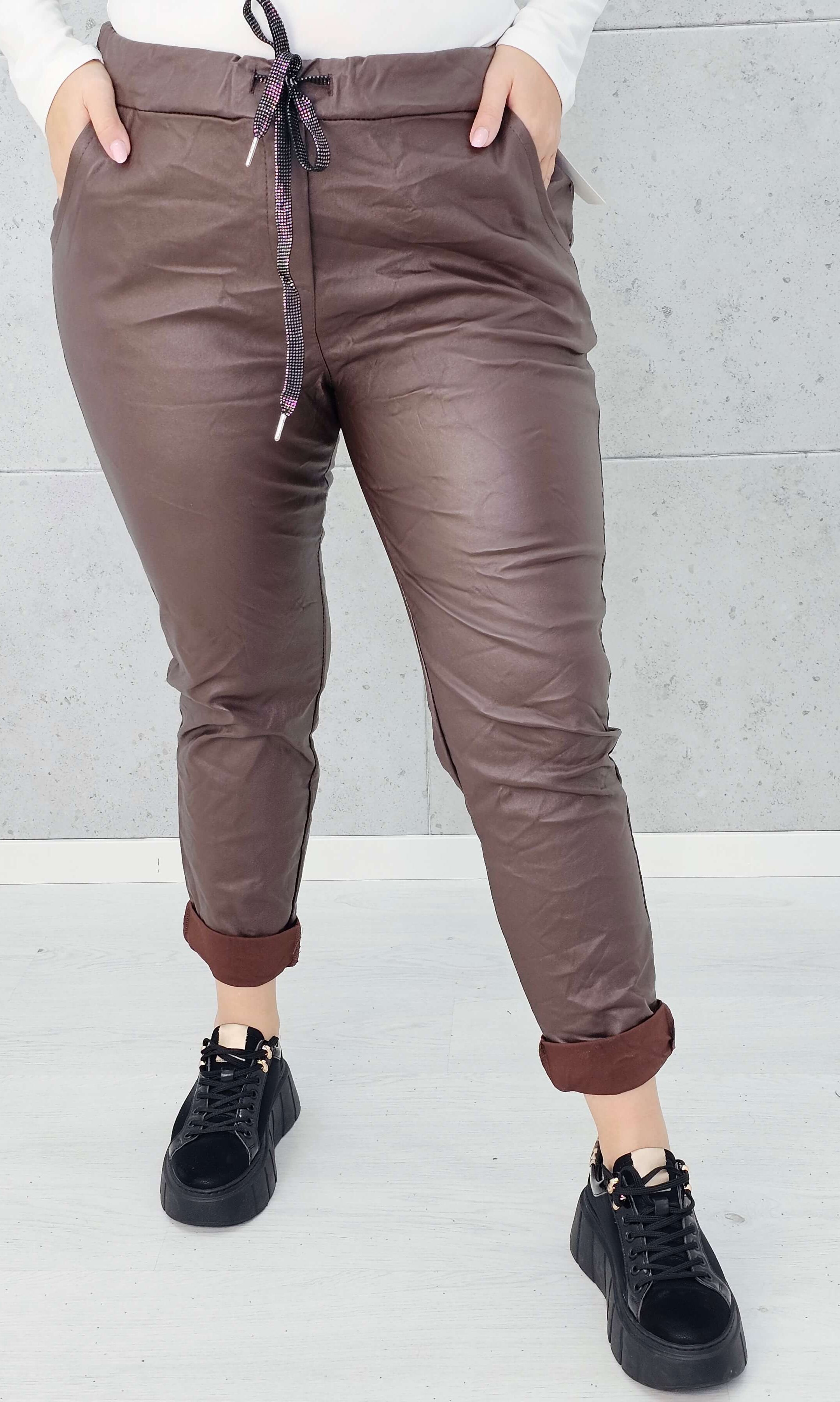 Spodnie plus size z eko skóry – styl, komfort i kobieca pewność siebie Stylowa XL