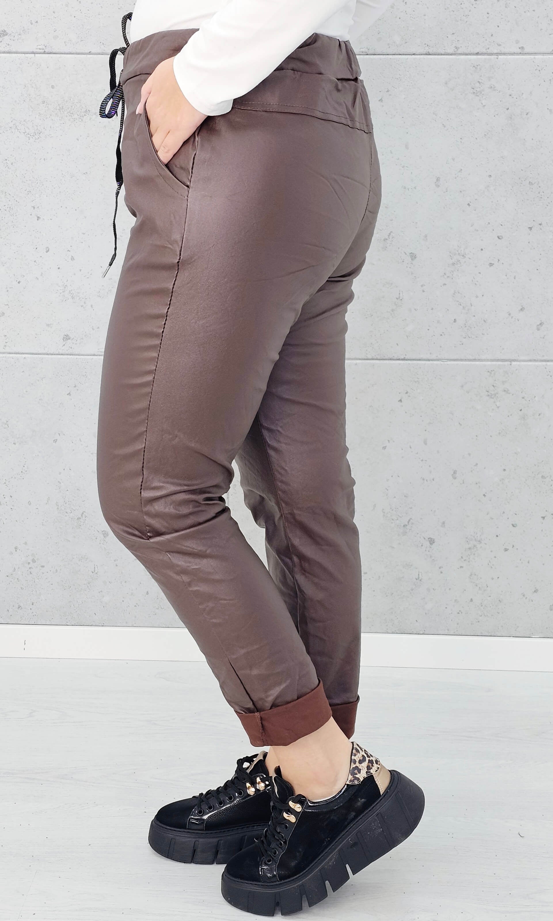 Spodnie plus size z eko skóry – styl, komfort i kobieca pewność siebie Stylowa XL