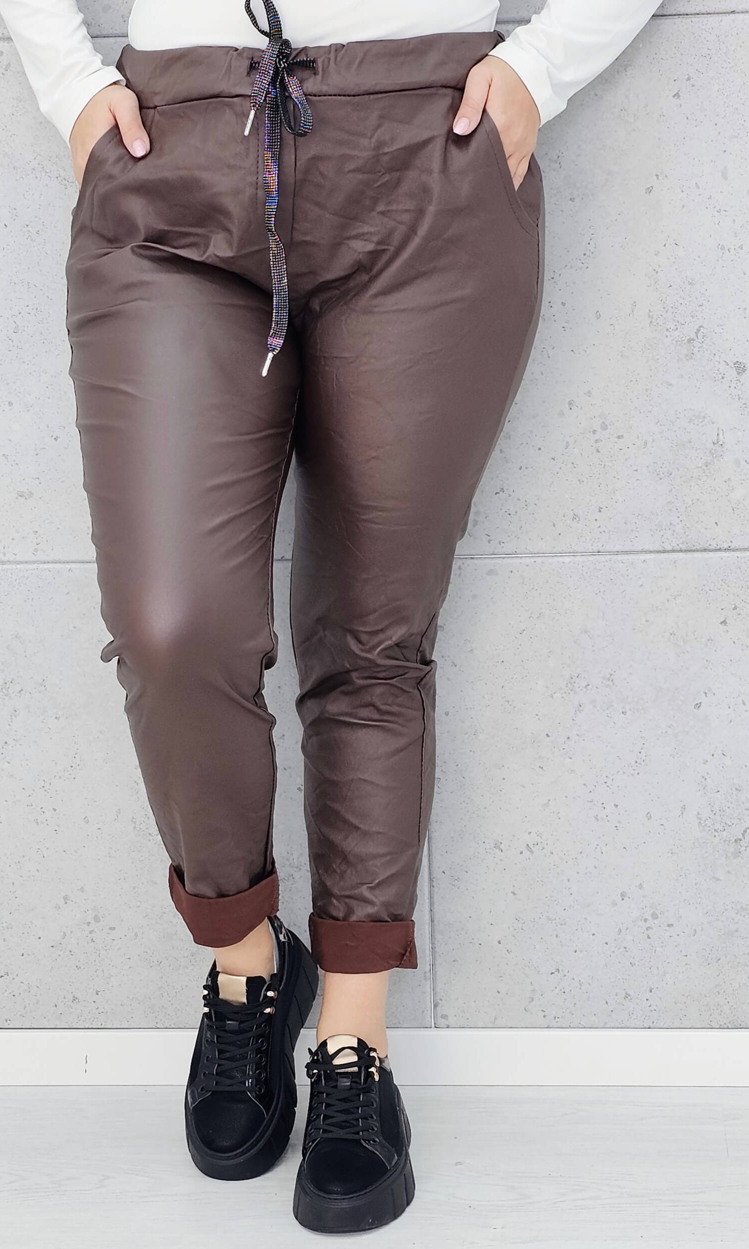 Spodnie plus size z eko skóry – styl, komfort i kobieca pewność siebie Stylowa XL