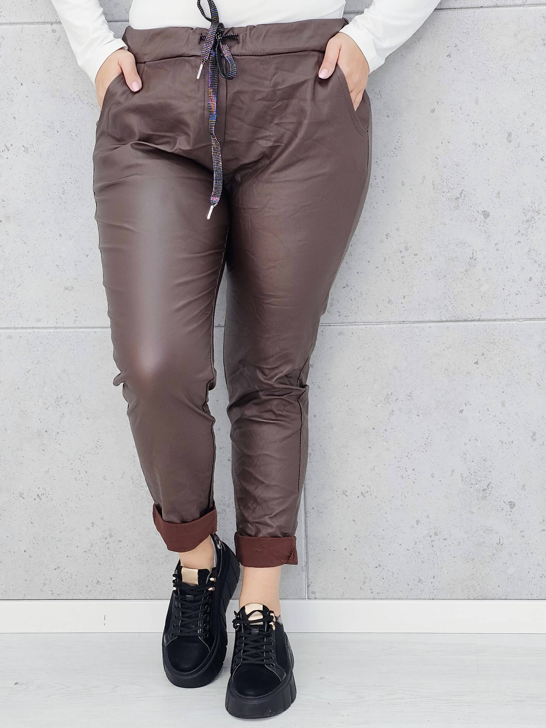 Spodnie plus size z eko skóry – styl, komfort i kobieca pewność siebie Stylowa XL