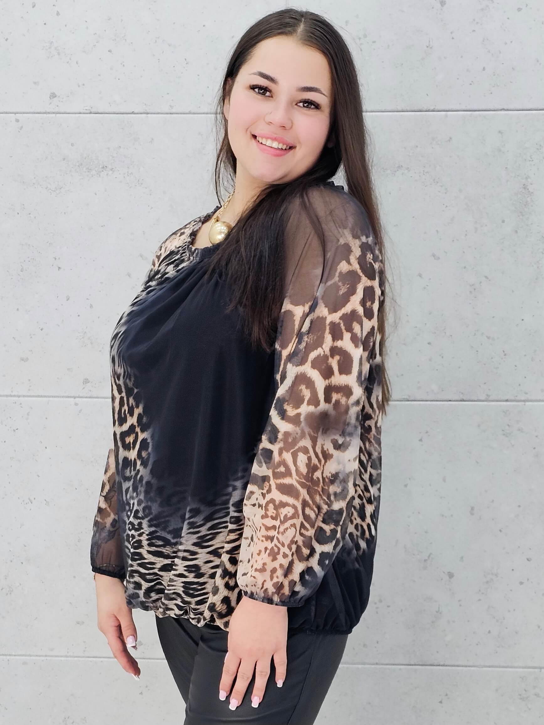 Bluzka z Bluzka plus size w panterkę – zmysłowa i kobieca propozycja dla każdej sylwetkiprintem Stylowa XL