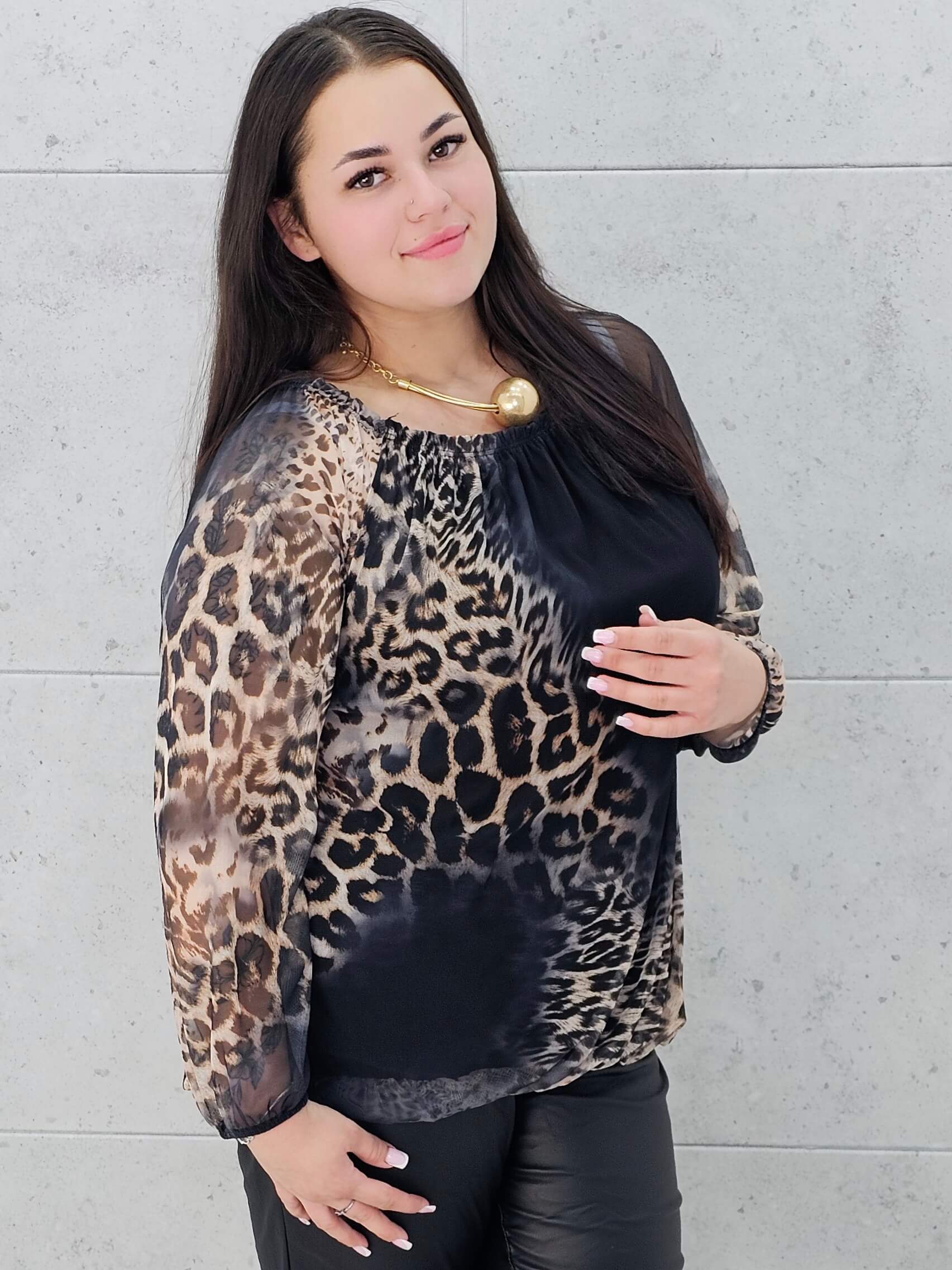 Bluzka z Bluzka plus size w panterkę – zmysłowa i kobieca propozycja dla każdej sylwetkiprintem Stylowa XL