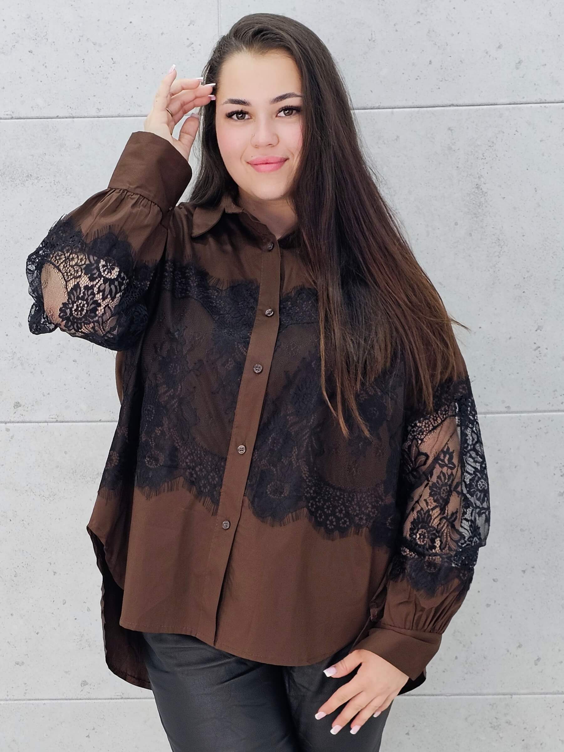Koszula plus size z koronką – elegancja i szyk dla kobiet XL Stylowa XL