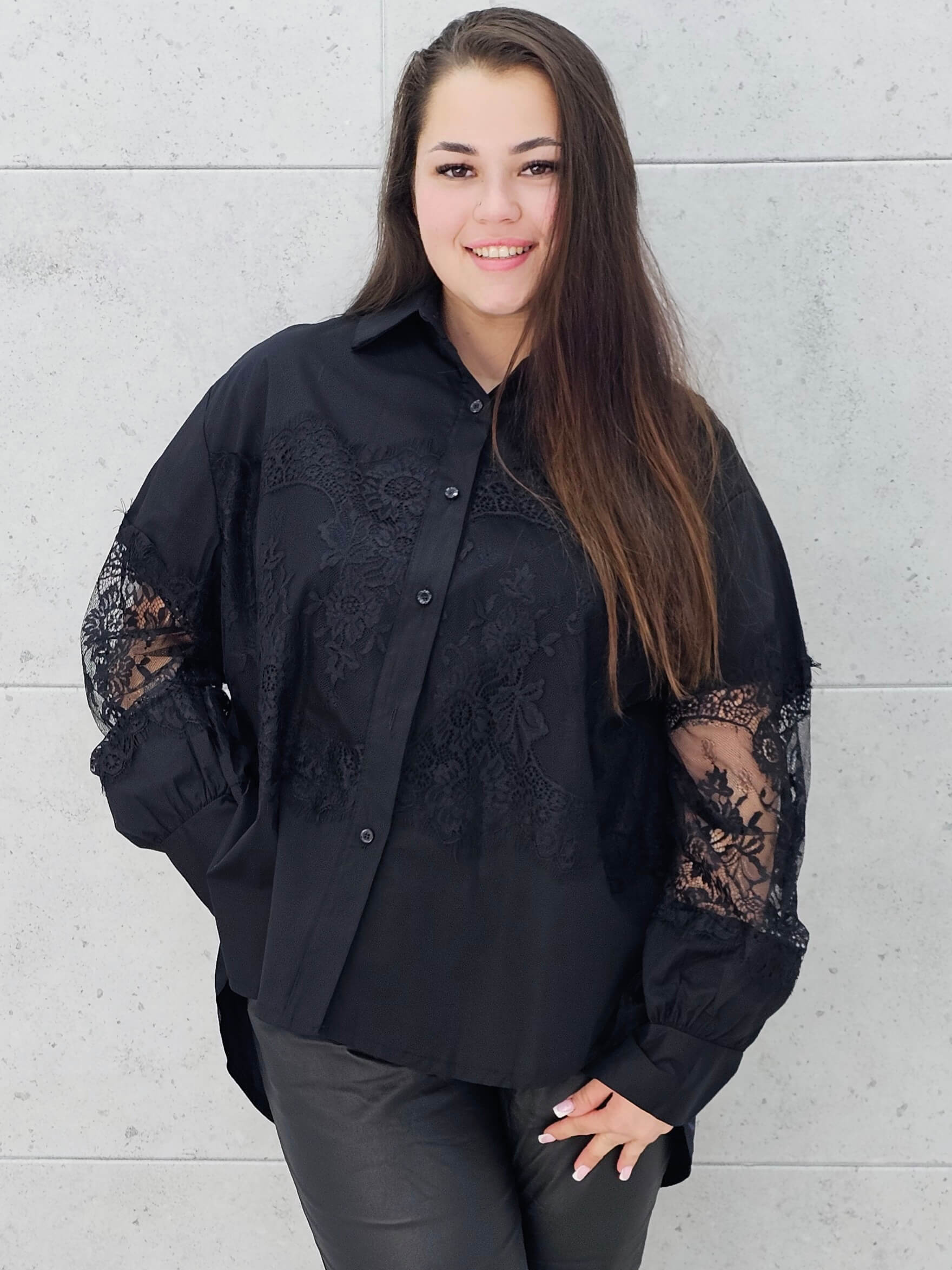 Koszula plus size z koronką – elegancja i szyk dla kobiet XL Stylowa XL