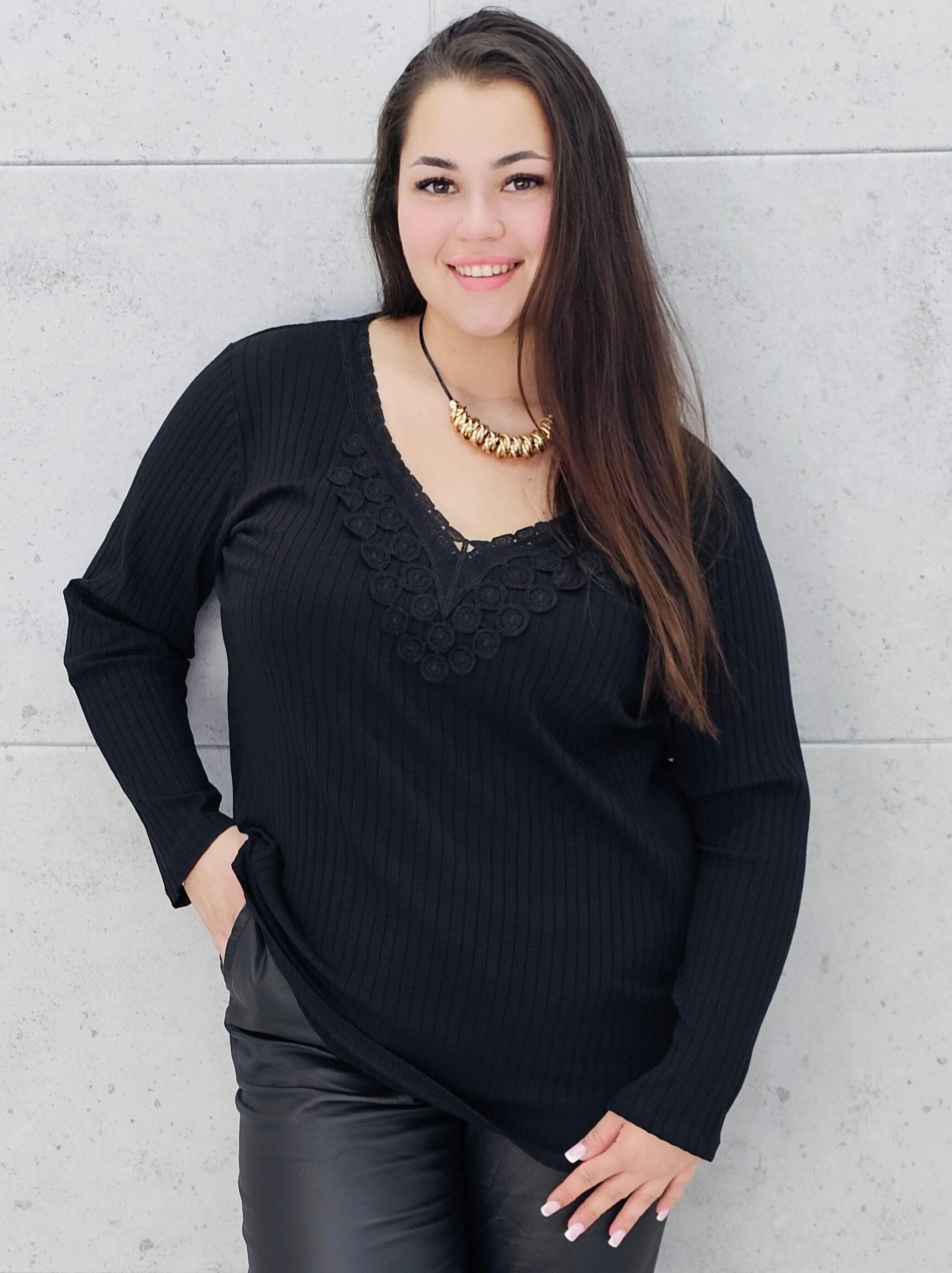 Bluzka plus size z koronkowym dekoltem – elegancja i komfort w jednym! Stylowa XL