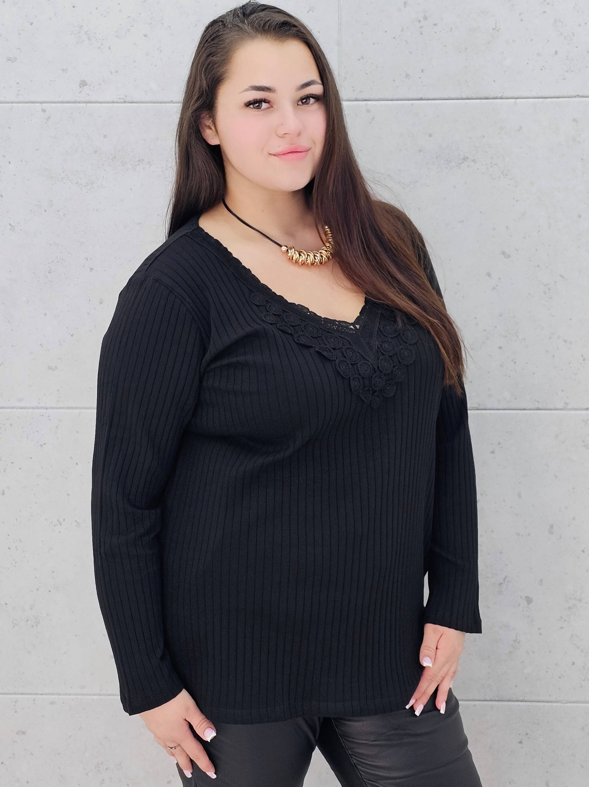 Bluzka plus size z koronkowym dekoltem – elegancja i komfort w jednym! Stylowa XL