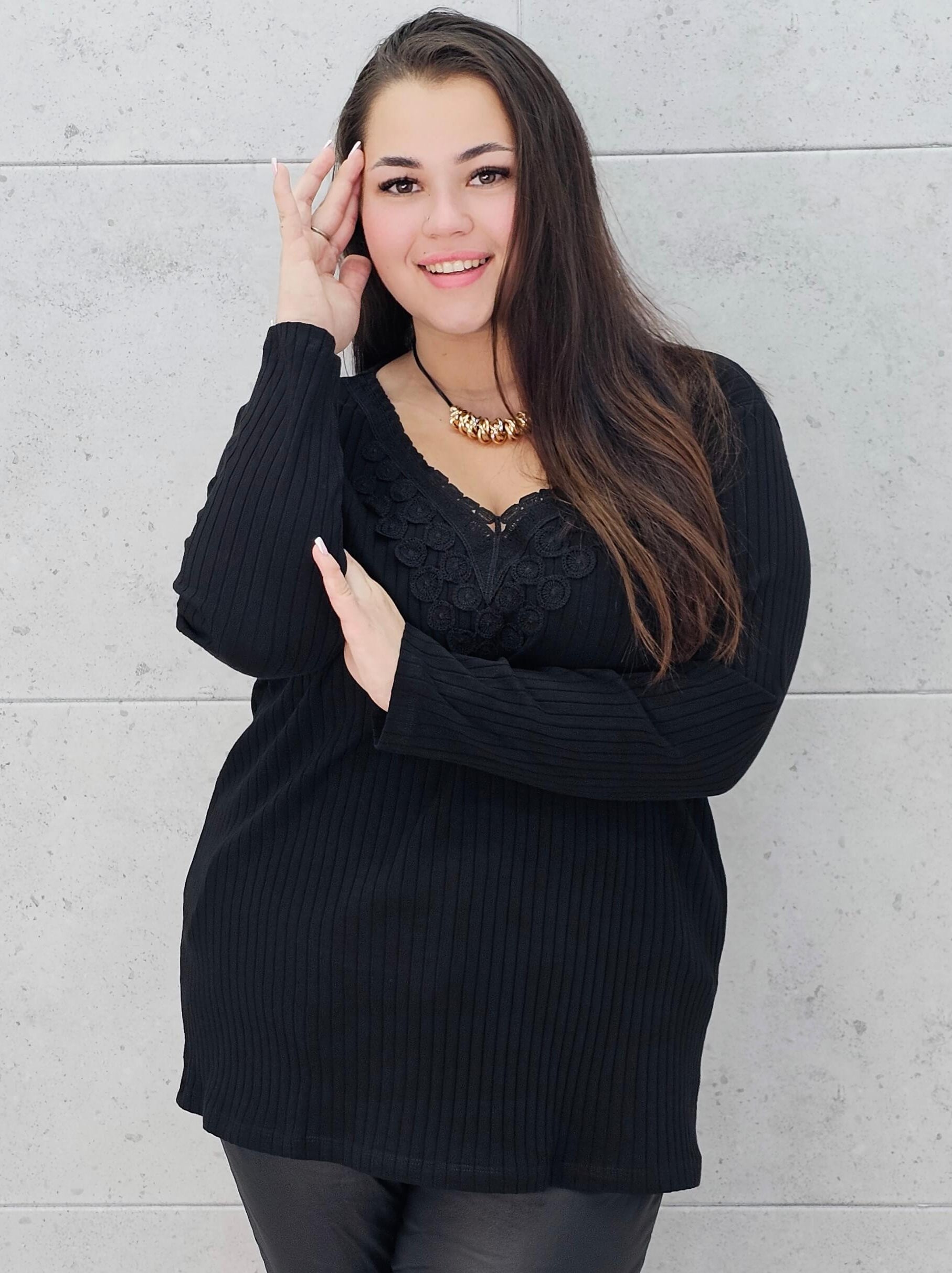 Bluzka plus size z koronkowym dekoltem – elegancja i komfort w jednym! Stylowa XL