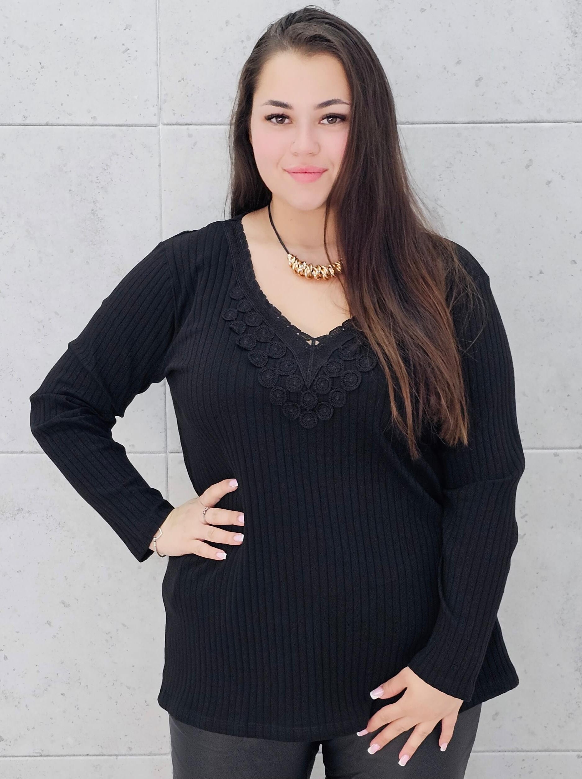 Bluzka plus size z koronkowym dekoltem – elegancja i komfort w jednym! Stylowa XL
