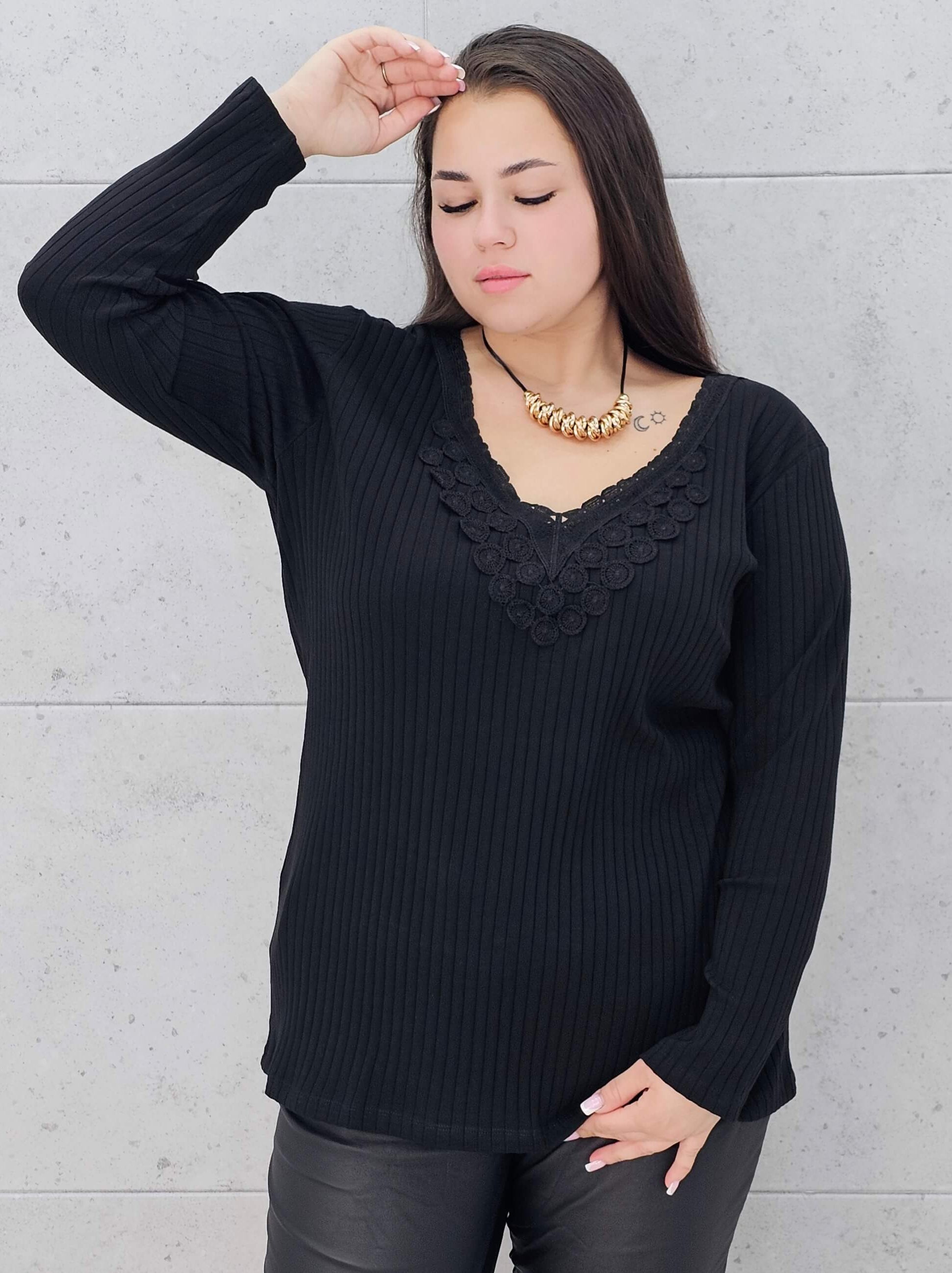 Bluzka plus size z koronkowym dekoltem – elegancja i komfort w jednym! Stylowa XL