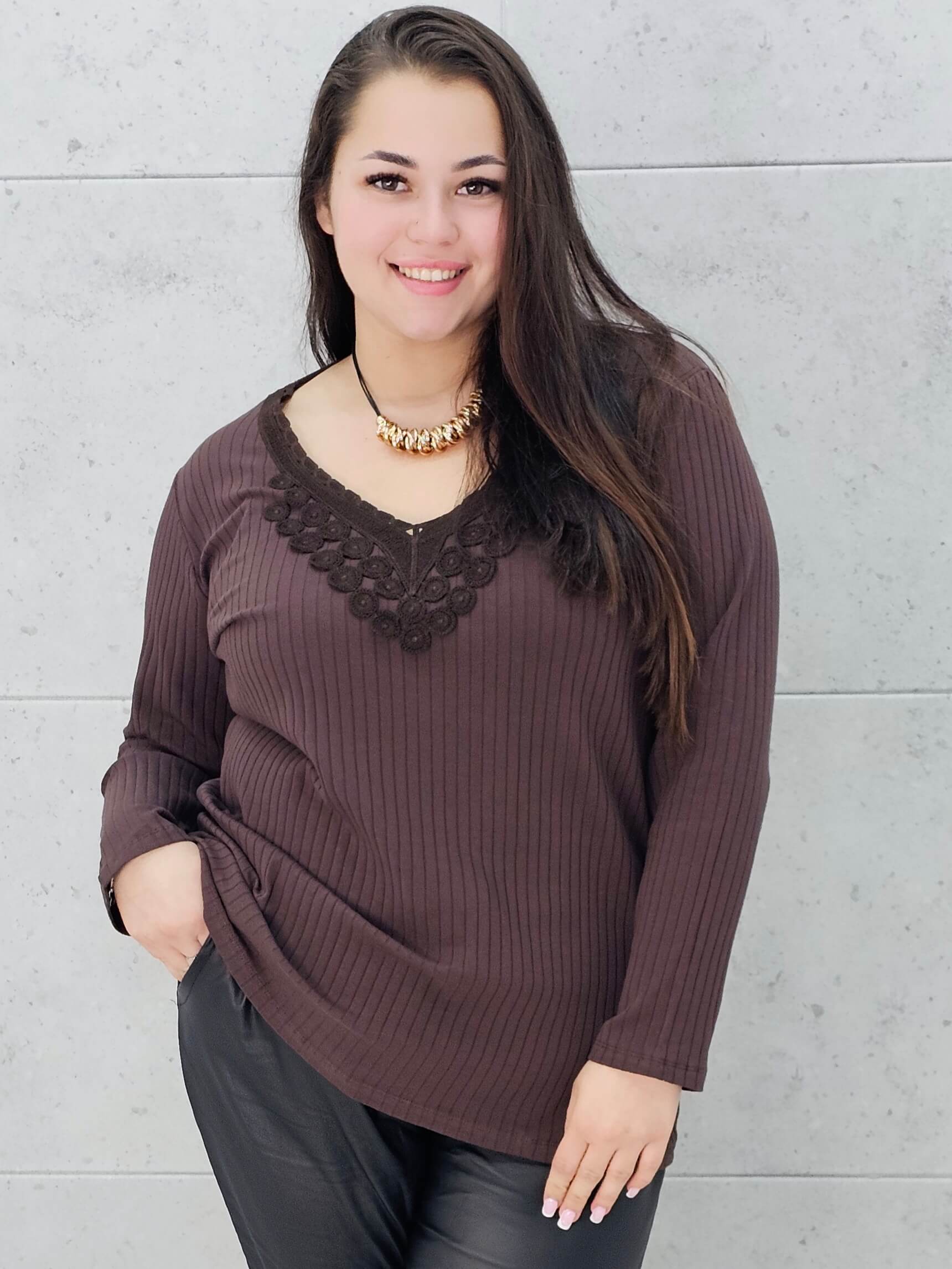 Bluzka plus size z koronkowym dekoltem – elegancja i komfort w jednym! Stylowa XL