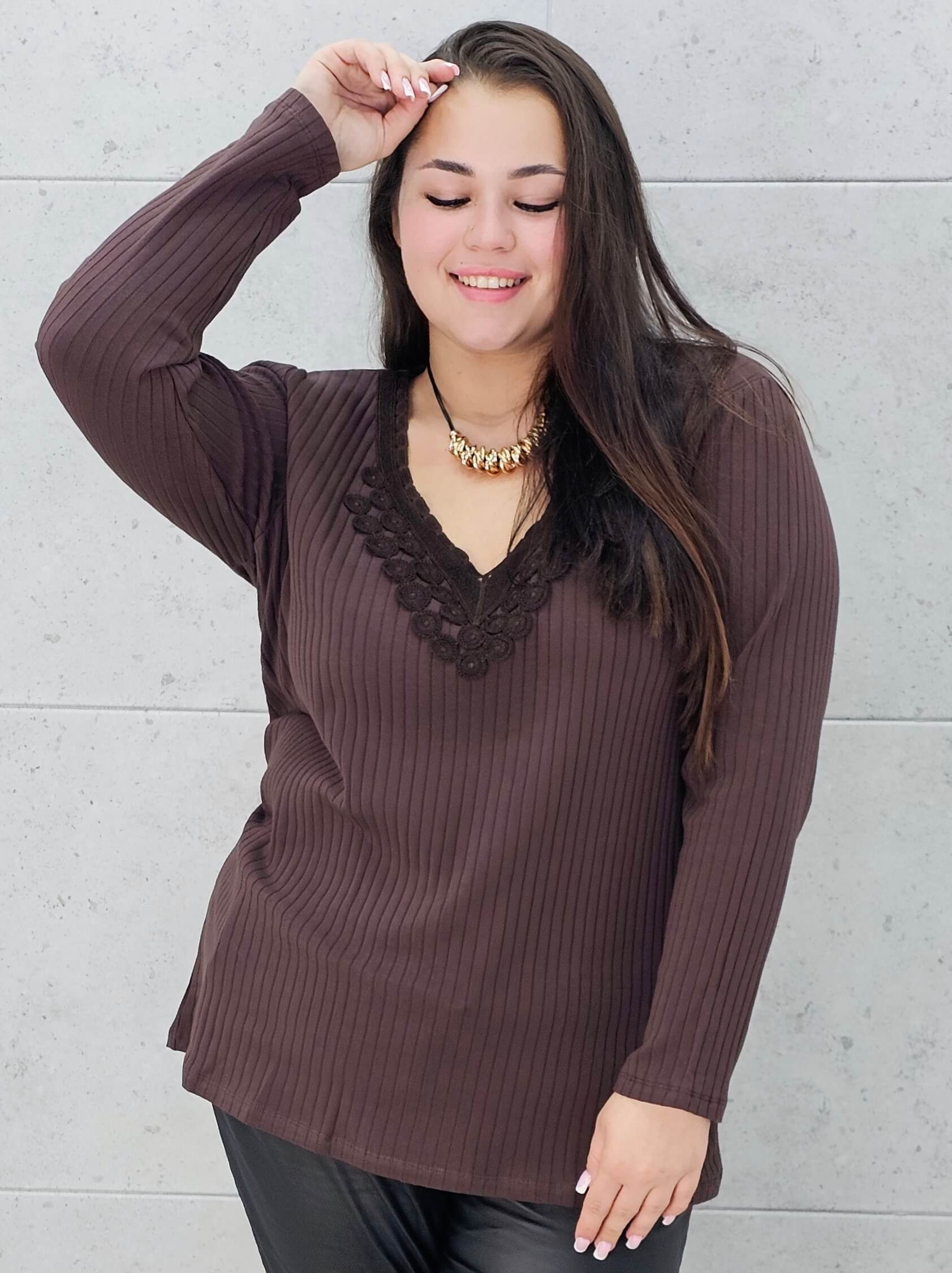 Bluzka plus size z koronkowym dekoltem – elegancja i komfort w jednym! Stylowa XL