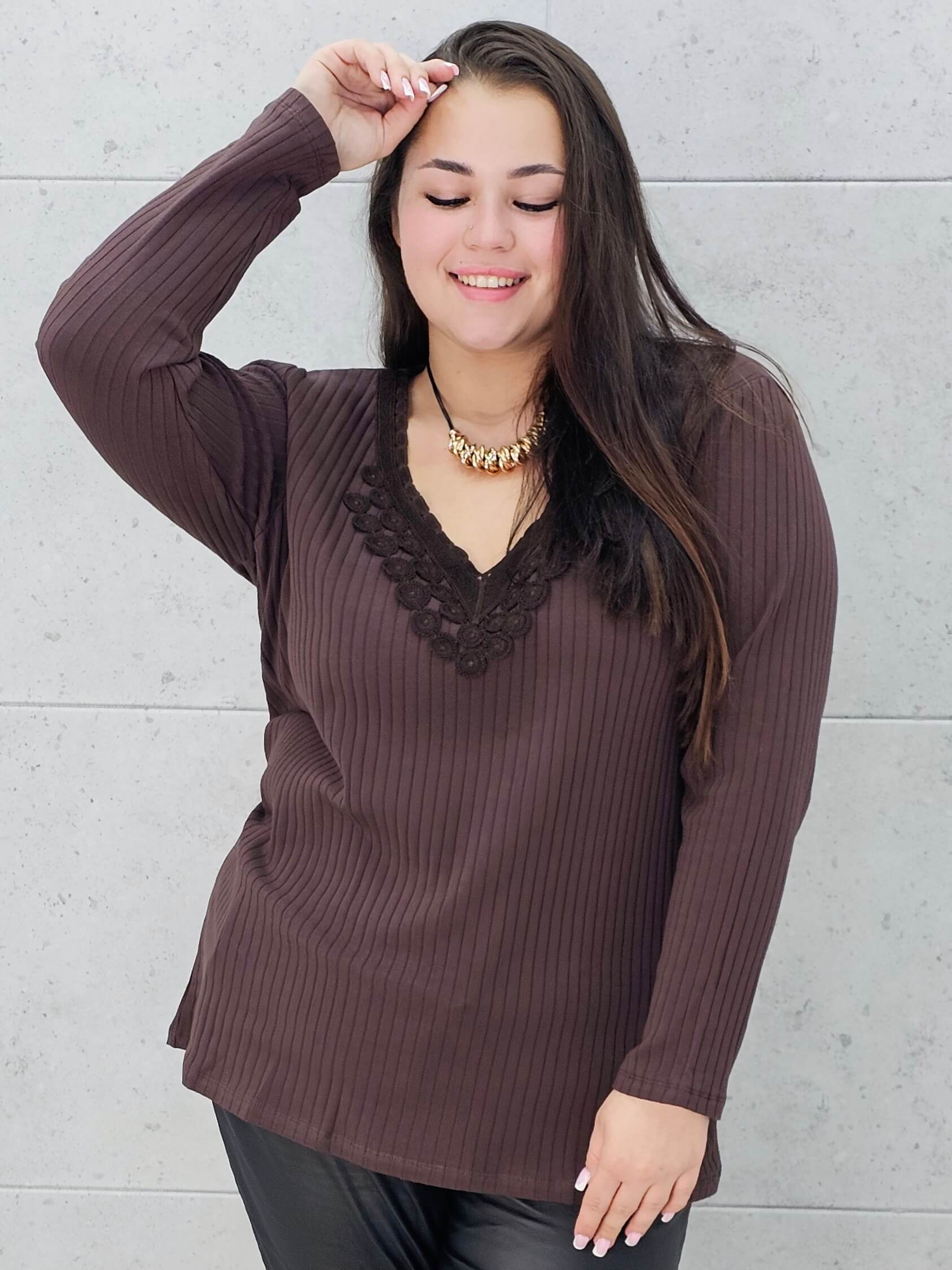 Bluzka plus size z koronkowym dekoltem – elegancja i komfort w jednym! Stylowa XL