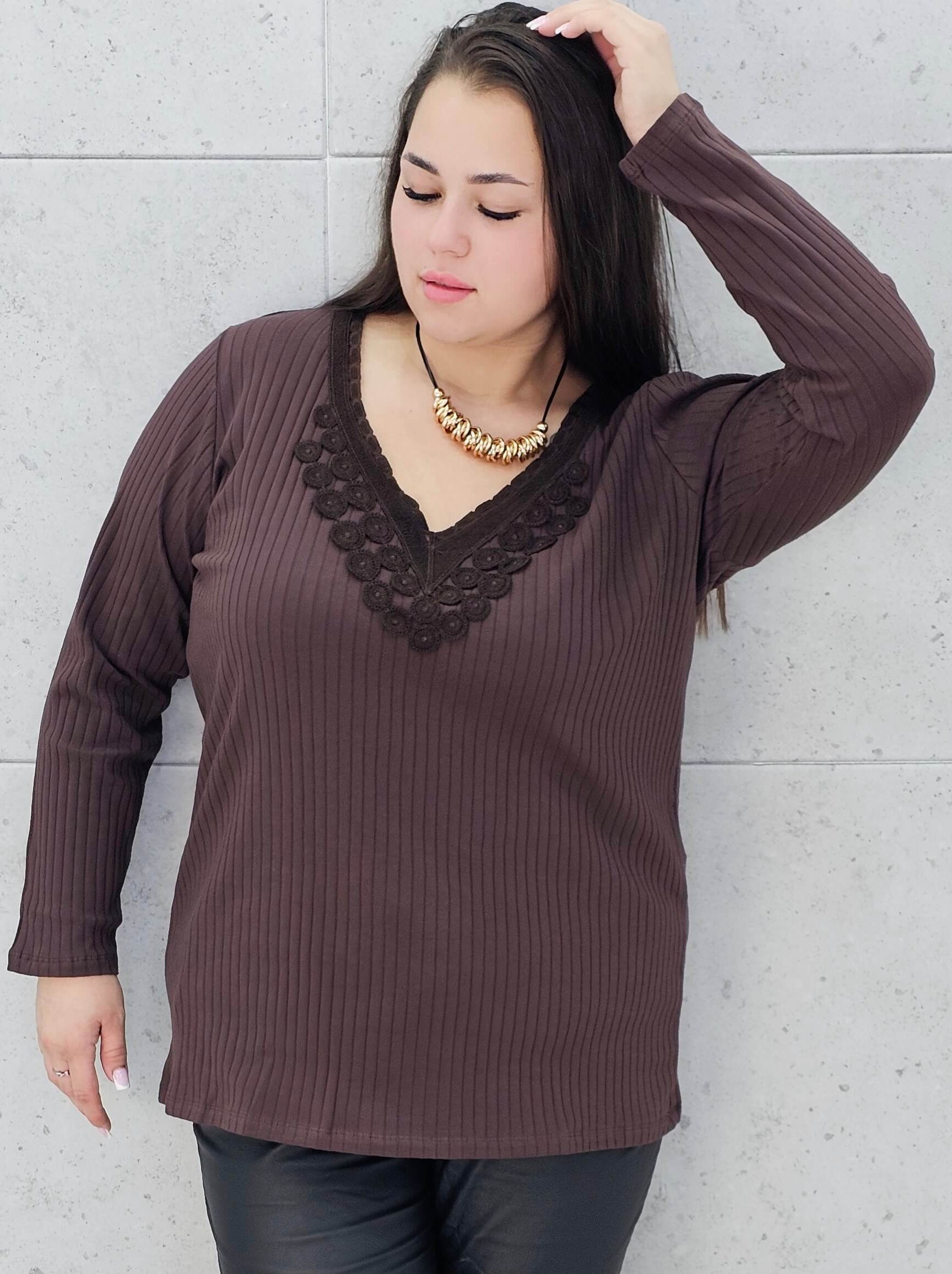 Bluzka plus size z koronkowym dekoltem – elegancja i komfort w jednym! Stylowa XL