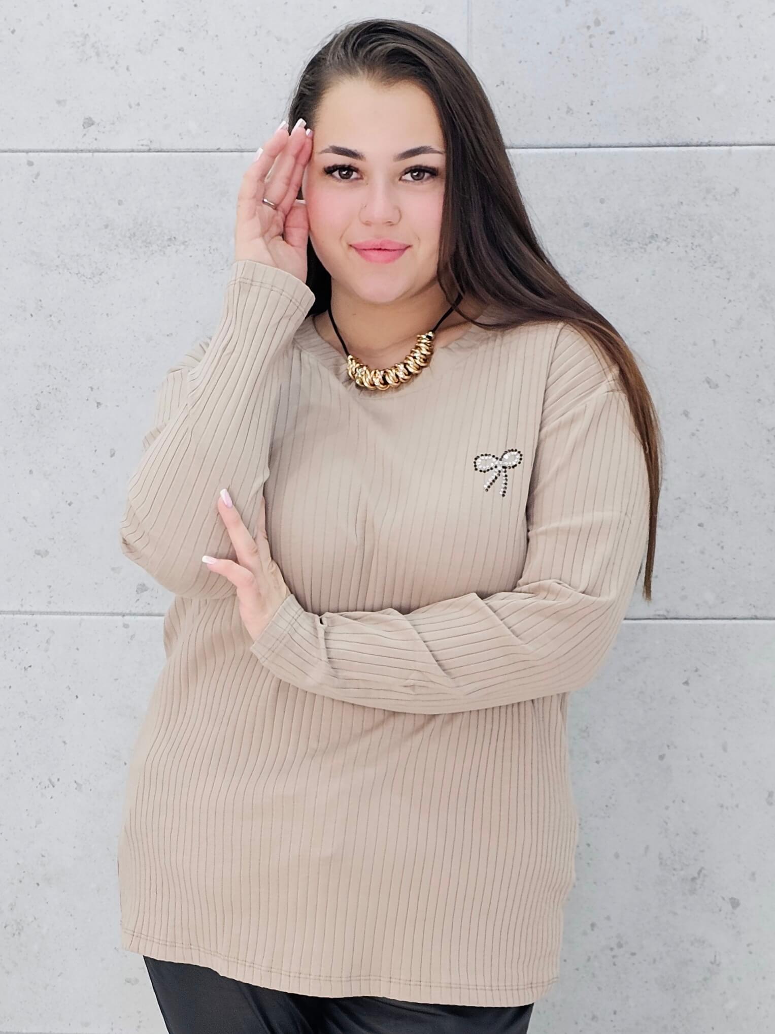 Bluzka plus size z kokardką – elegancka i wygodna propozycja dla każdej sylwetki Stylowa XL