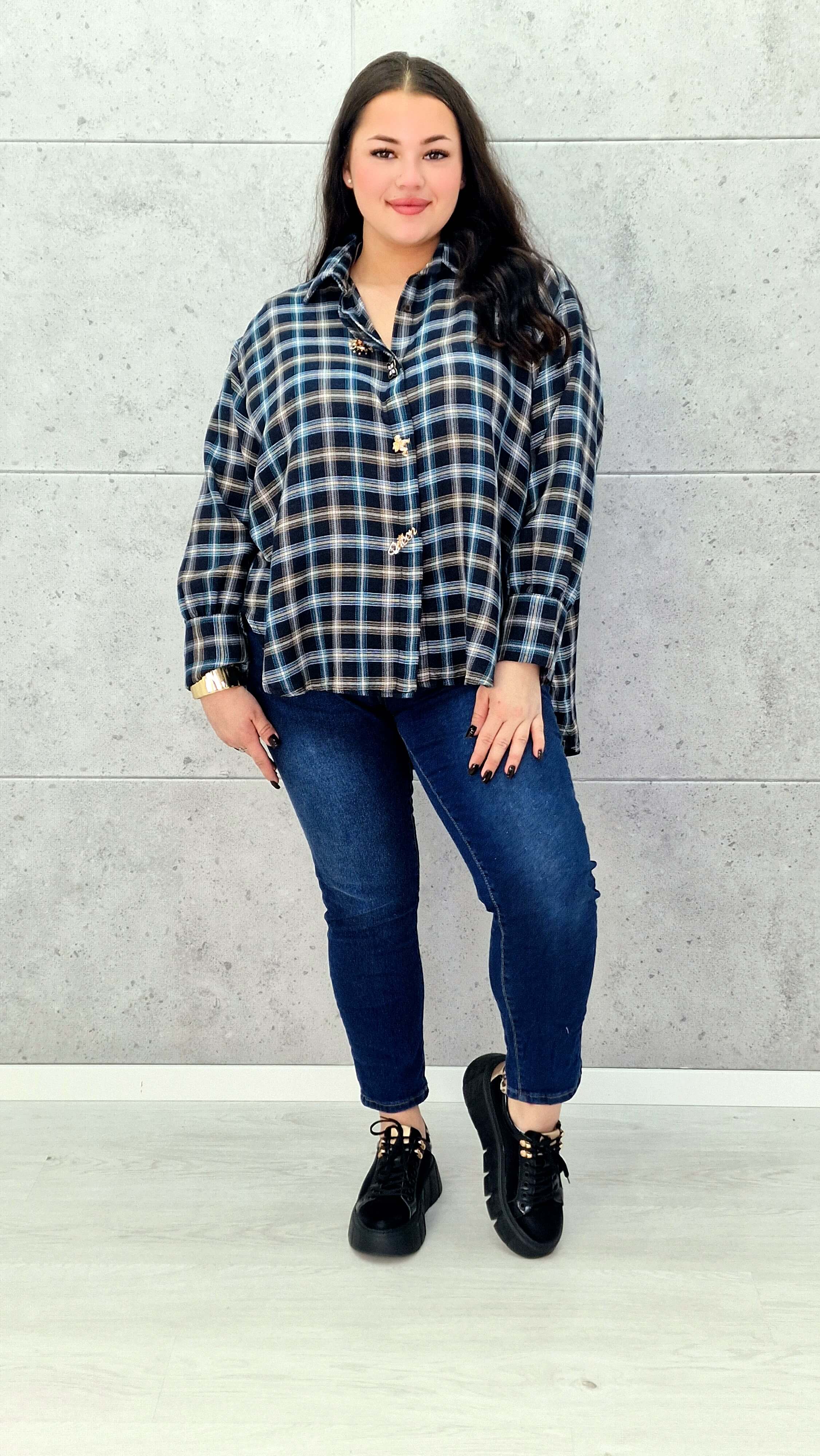 Koszula plus size w kratę – elegancja i wygoda w jednym Stylowa XL