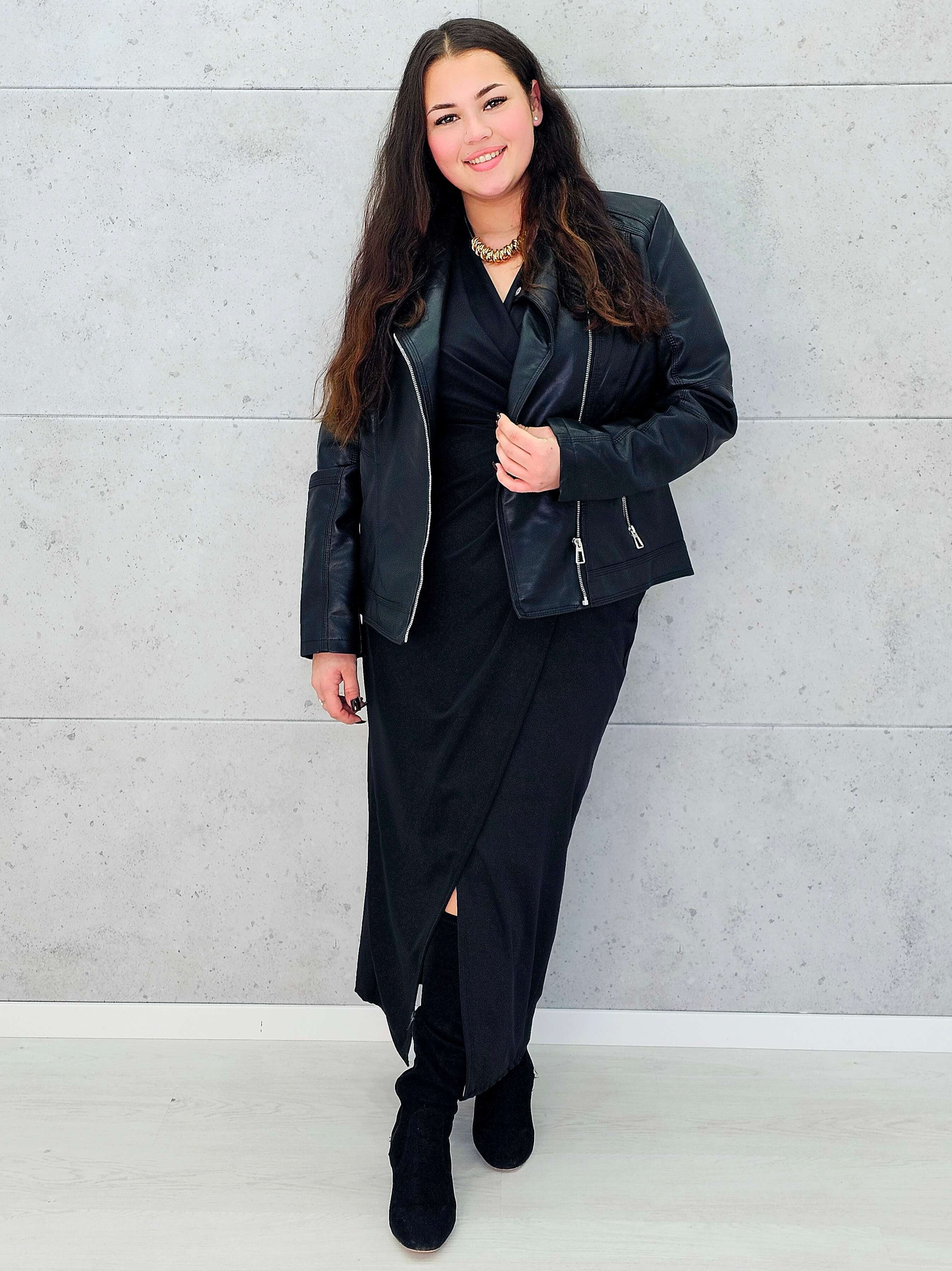 Sukienka plus size z kopertowym dekoltem – elegancja i wygoda w nowoczesnym wydaniu Stylowa XL