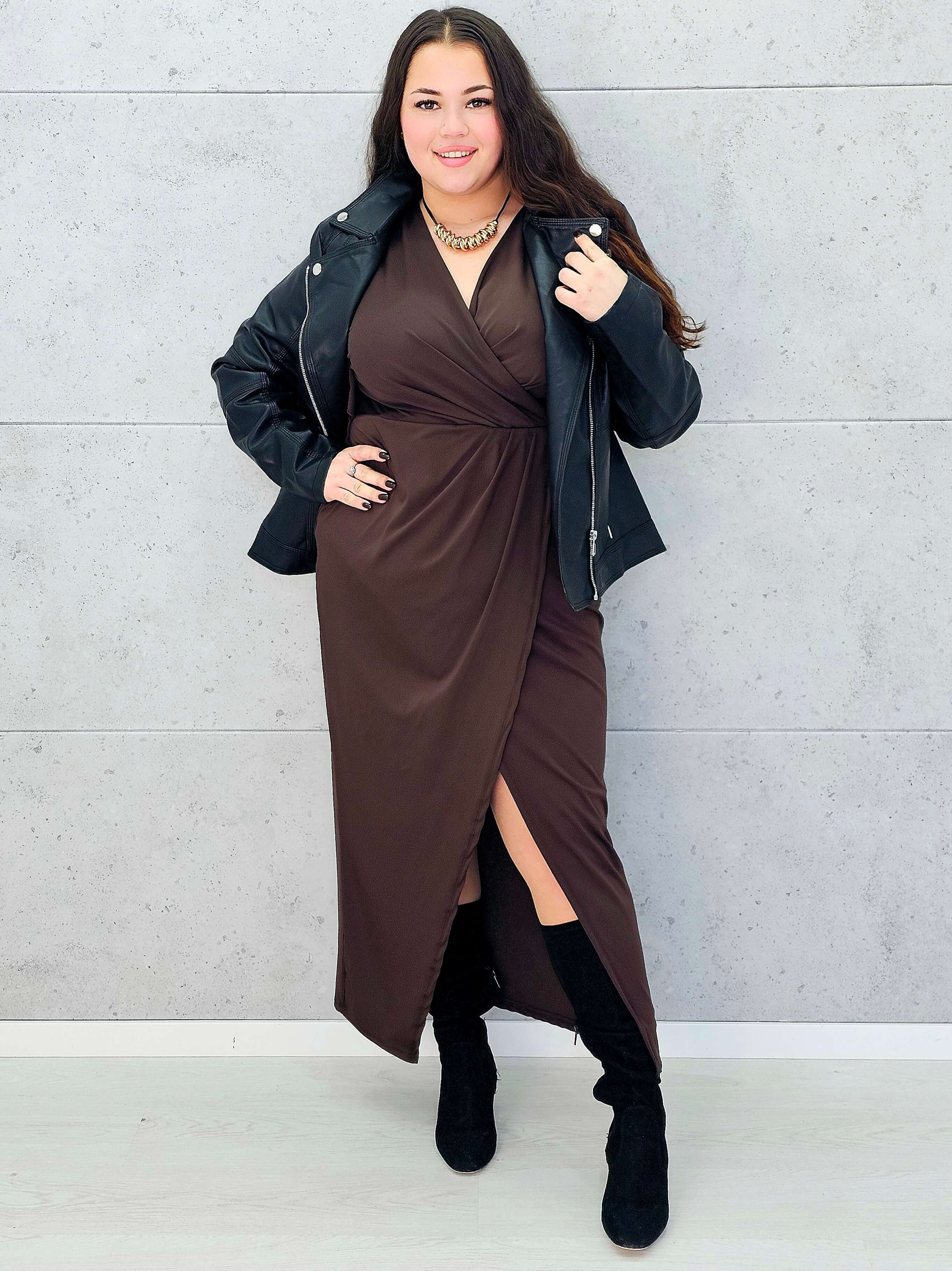 Sukienka plus size z kopertowym dekoltem – elegancja i wygoda w nowoczesnym wydaniu Stylowa XL