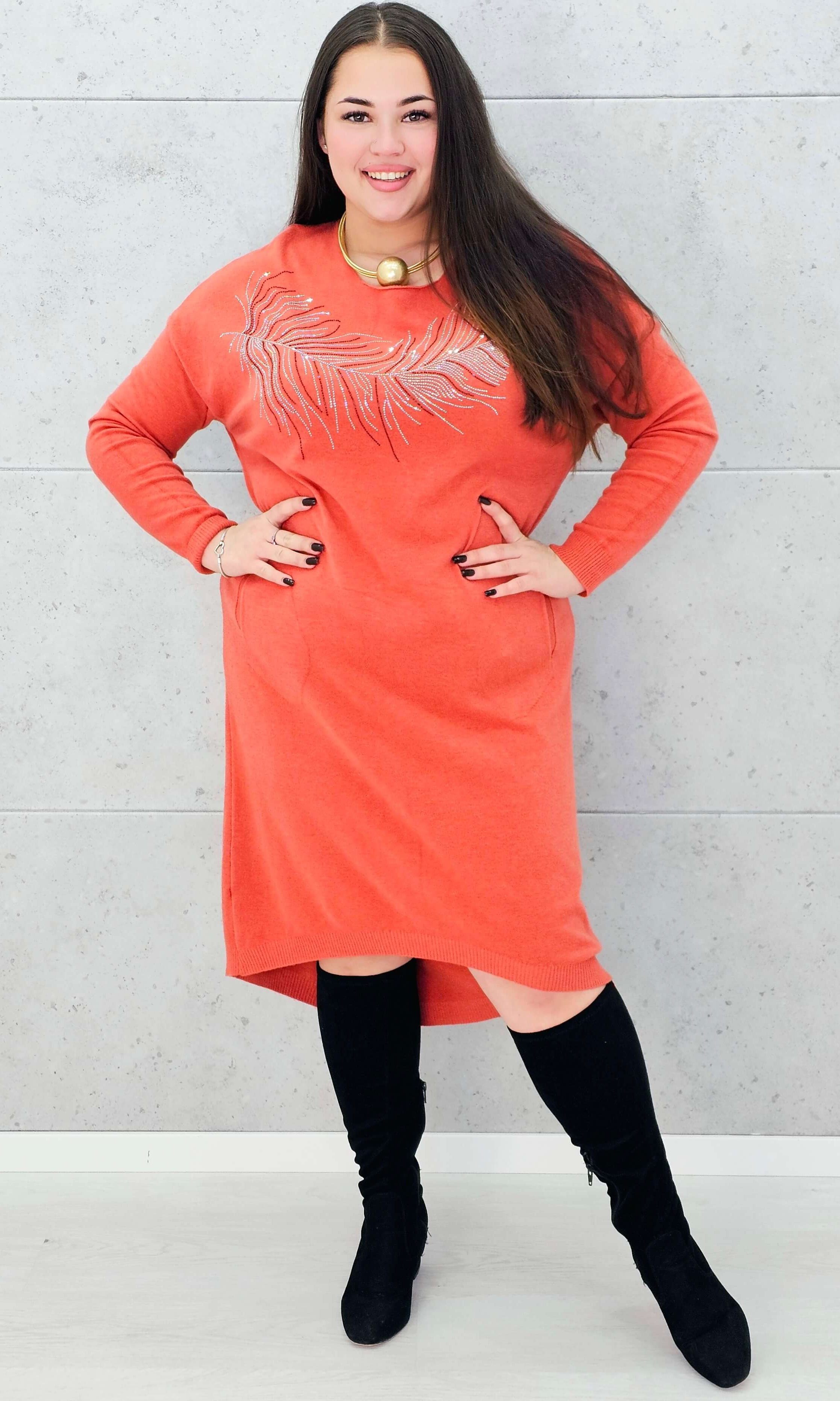 Sukienka z piórem – elegancka dzianinowa sukienka plus size w kolorze ceglastym Stylowa XL