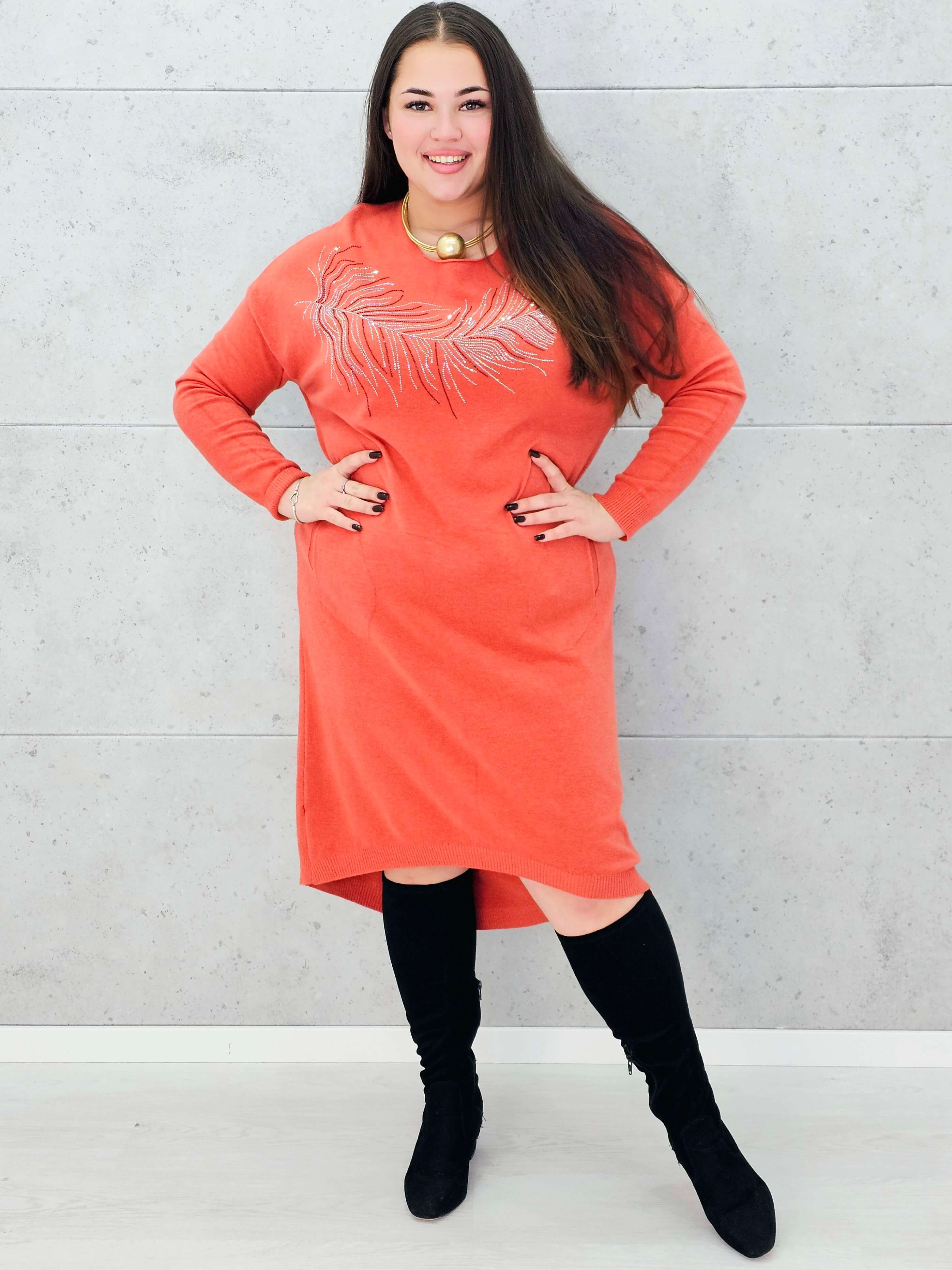 Sukienka z piórem – elegancka dzianinowa sukienka plus size w kolorze ceglastym Stylowa XL