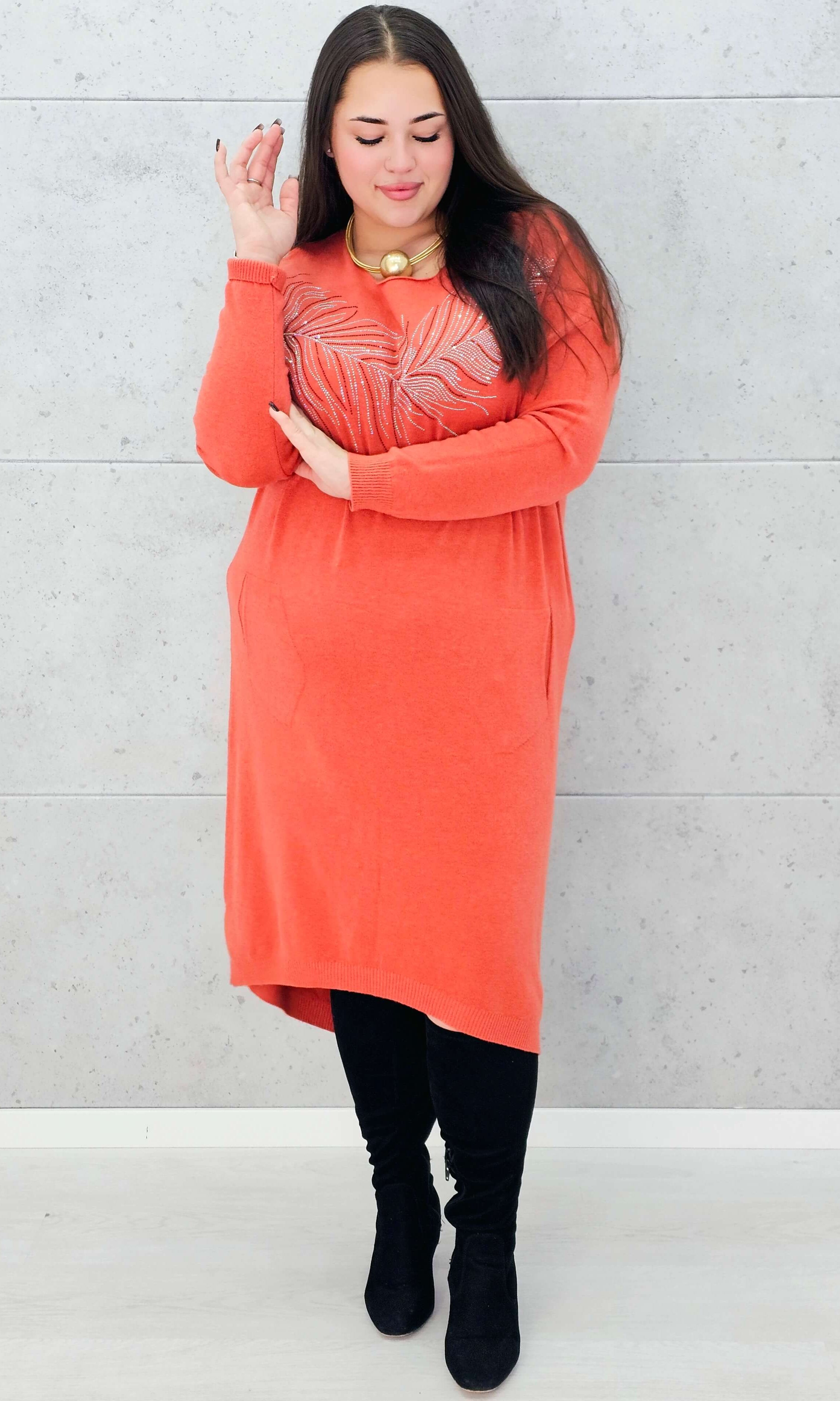 Sukienka z piórem – elegancka dzianinowa sukienka plus size w kolorze ceglastym Stylowa XL
