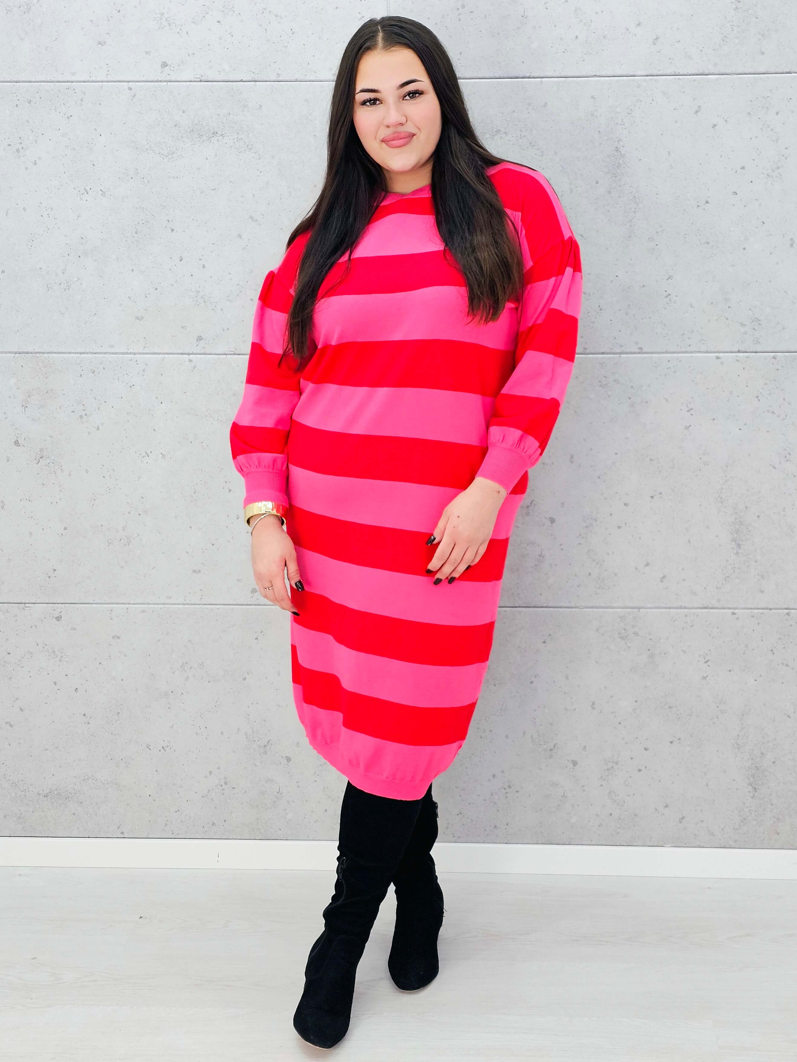 Sukienka w różowo-czerwone pasy – sportowa sukienka plus size z długim rękawem Stylowa XL