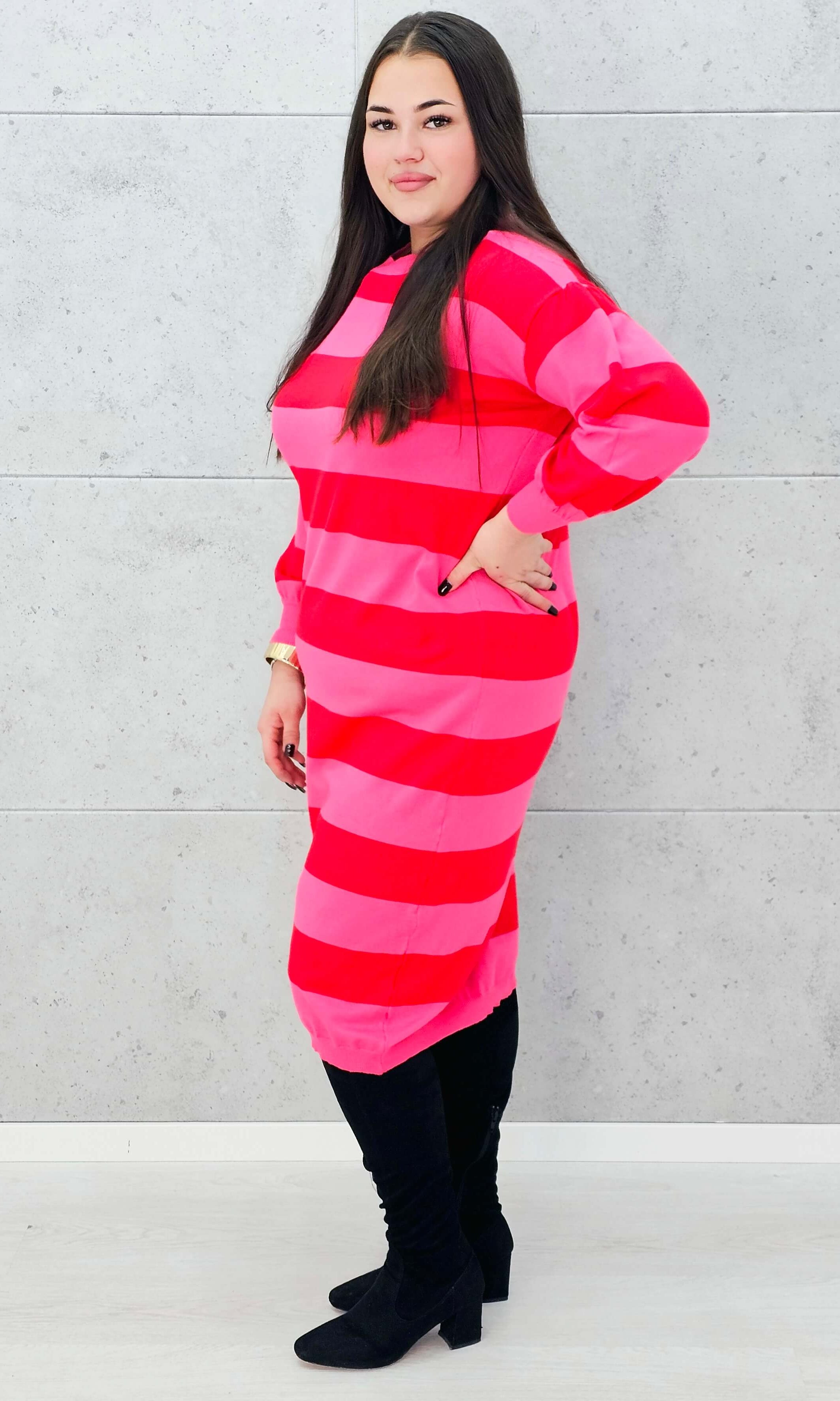 Sukienka w różowo-czerwone pasy – sportowa sukienka plus size z długim rękawem Stylowa XL