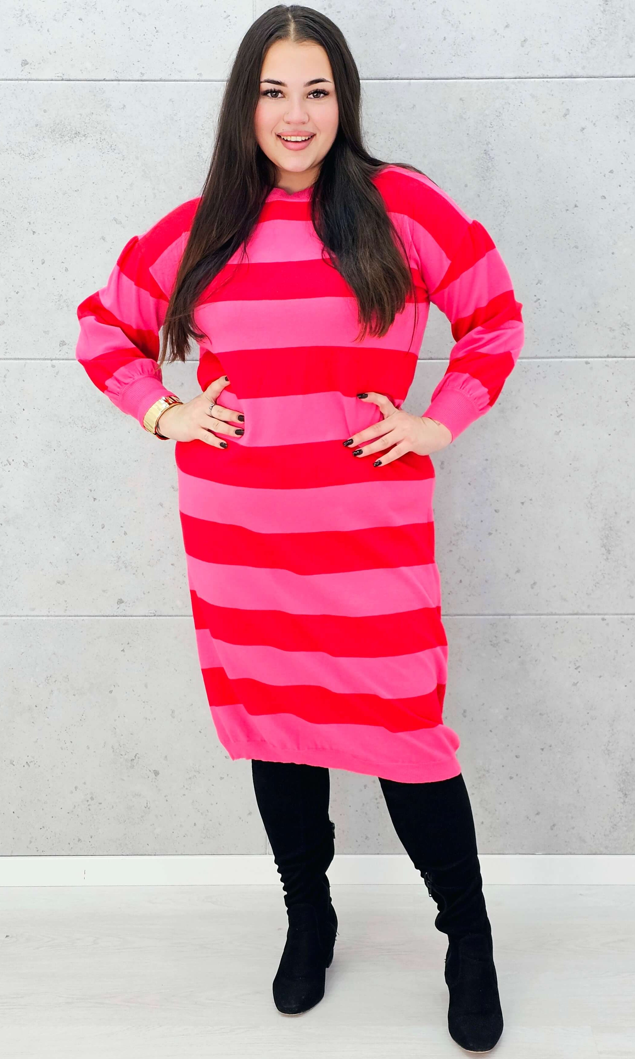 Sukienka w różowo-czerwone pasy – sportowa sukienka plus size z długim rękawem Stylowa XL