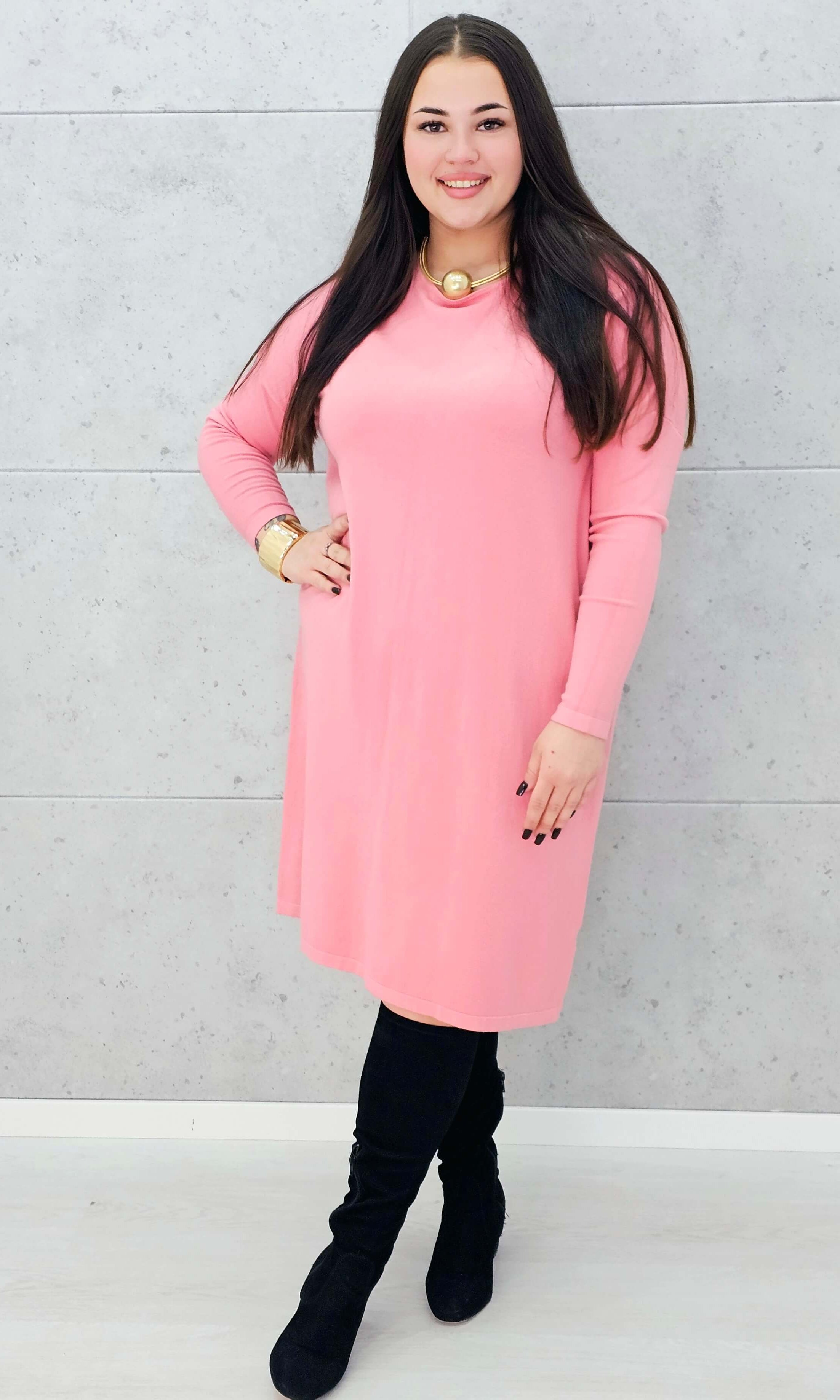 Sukienka z kokardą na plecach – kobiecy urok i komfort w rozmiarze plus size Stylowa XL