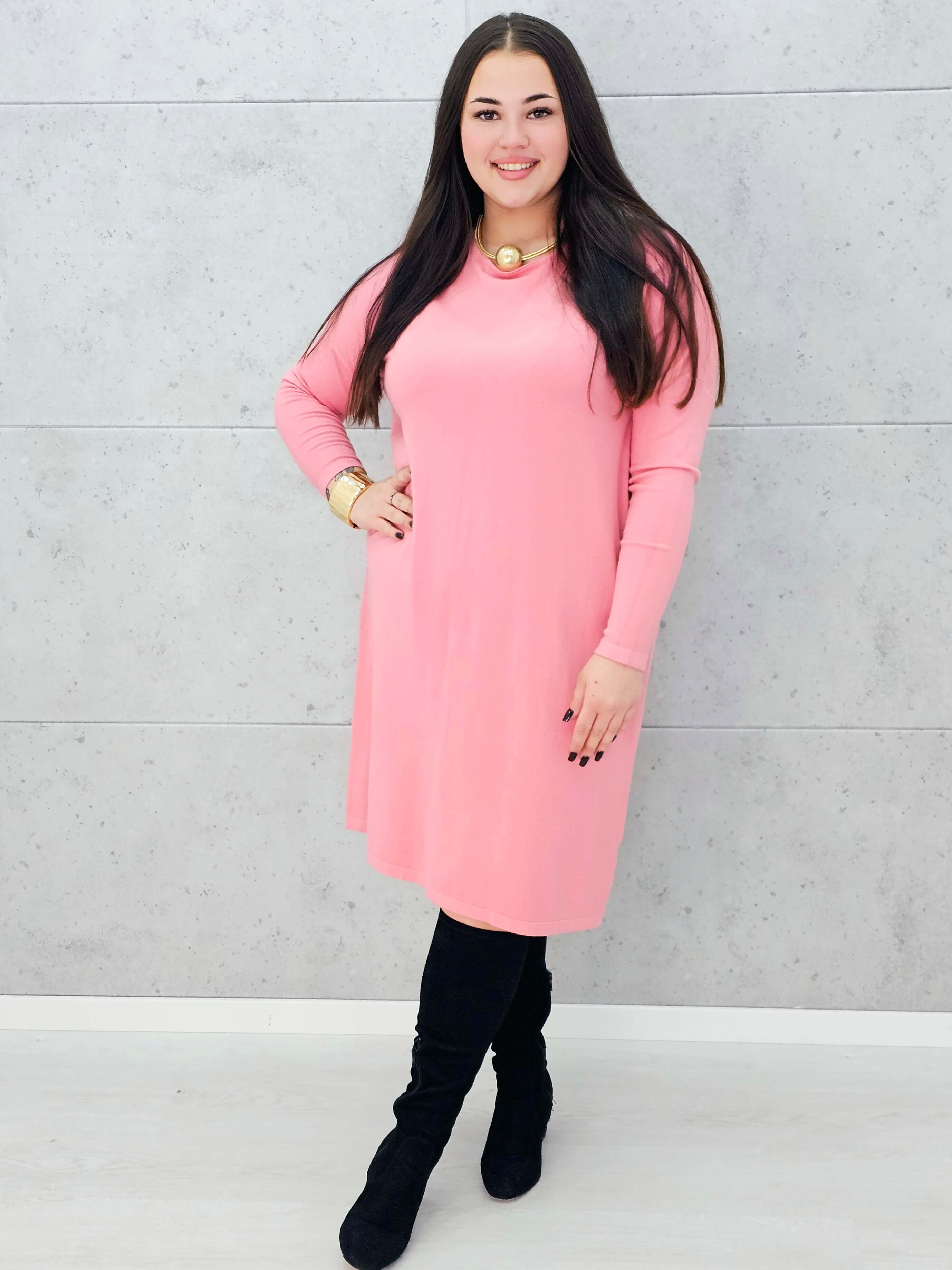 Sukienka z kokardą na plecach – kobiecy urok i komfort w rozmiarze plus size Stylowa XL