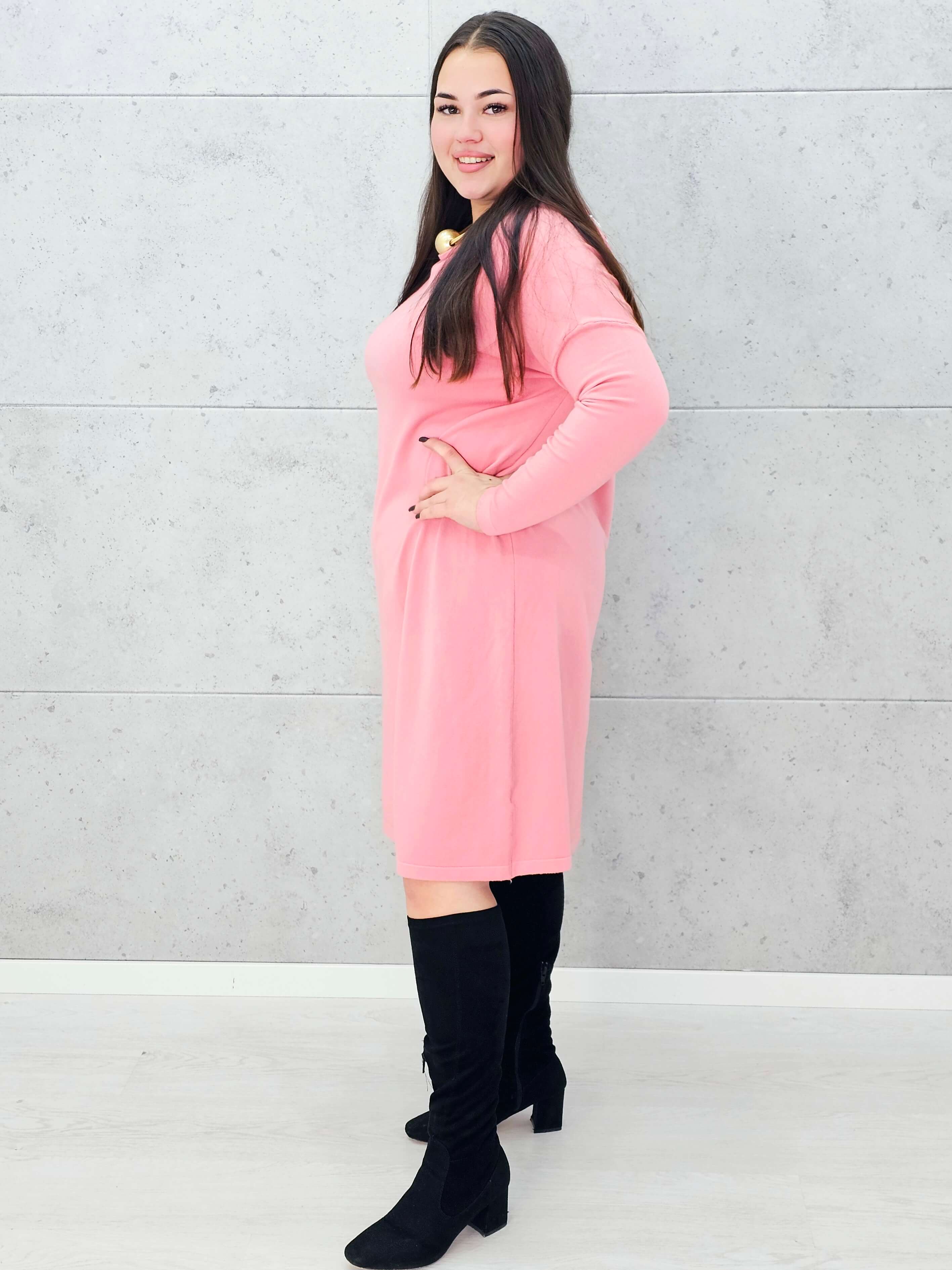 Sukienka z kokardą na plecach – kobiecy urok i komfort w rozmiarze plus size Stylowa XL