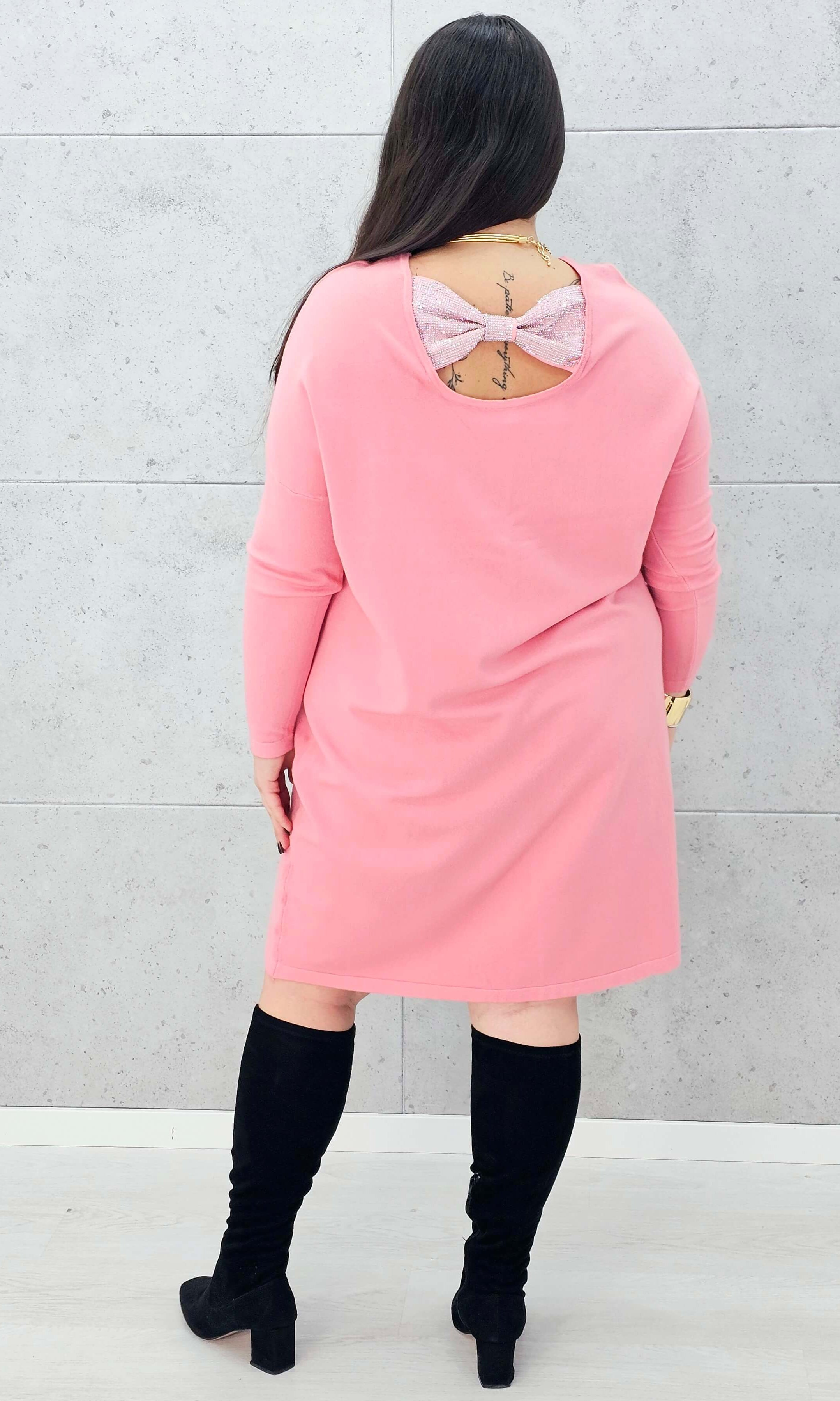 Sukienka z kokardą na plecach – kobiecy urok i komfort w rozmiarze plus size Stylowa XL