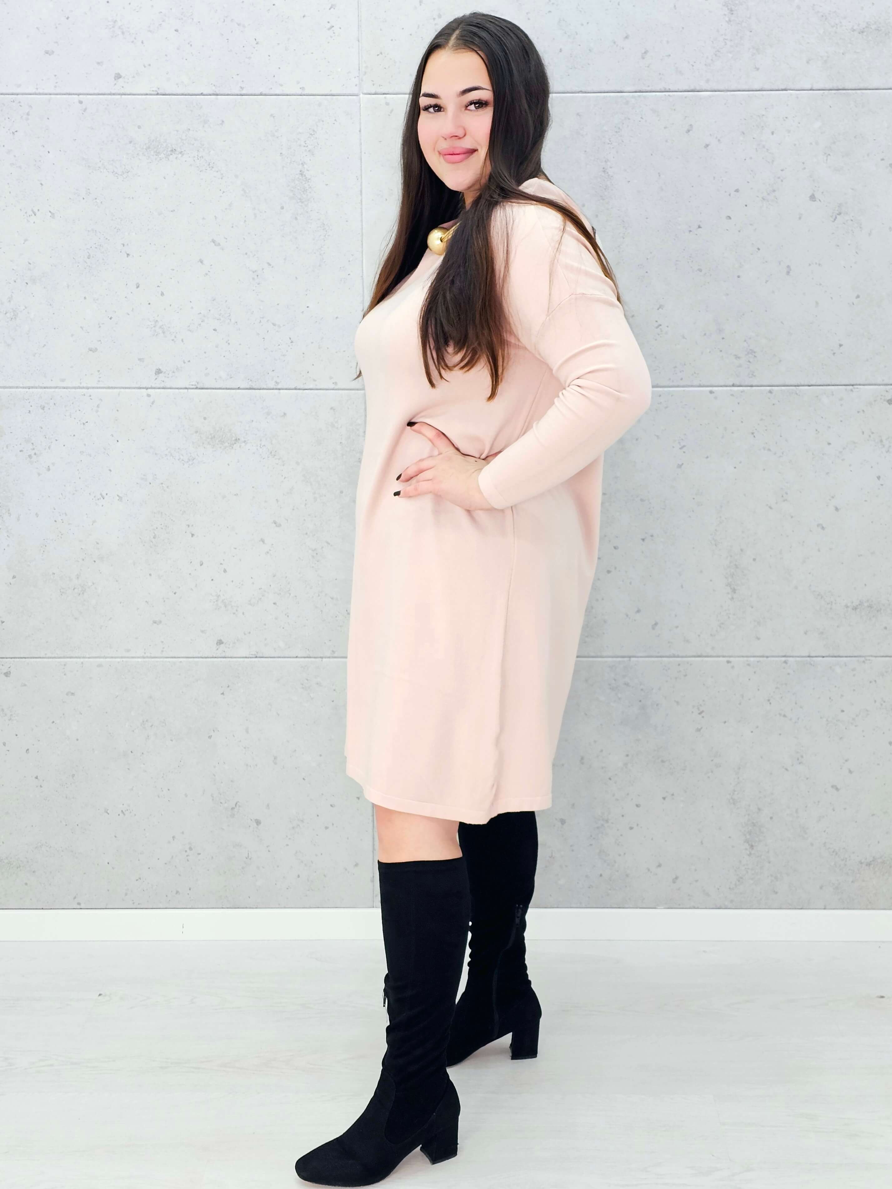 Sukienka z kokardą na plecach – kobiecy urok i komfort w rozmiarze plus size Stylowa XL