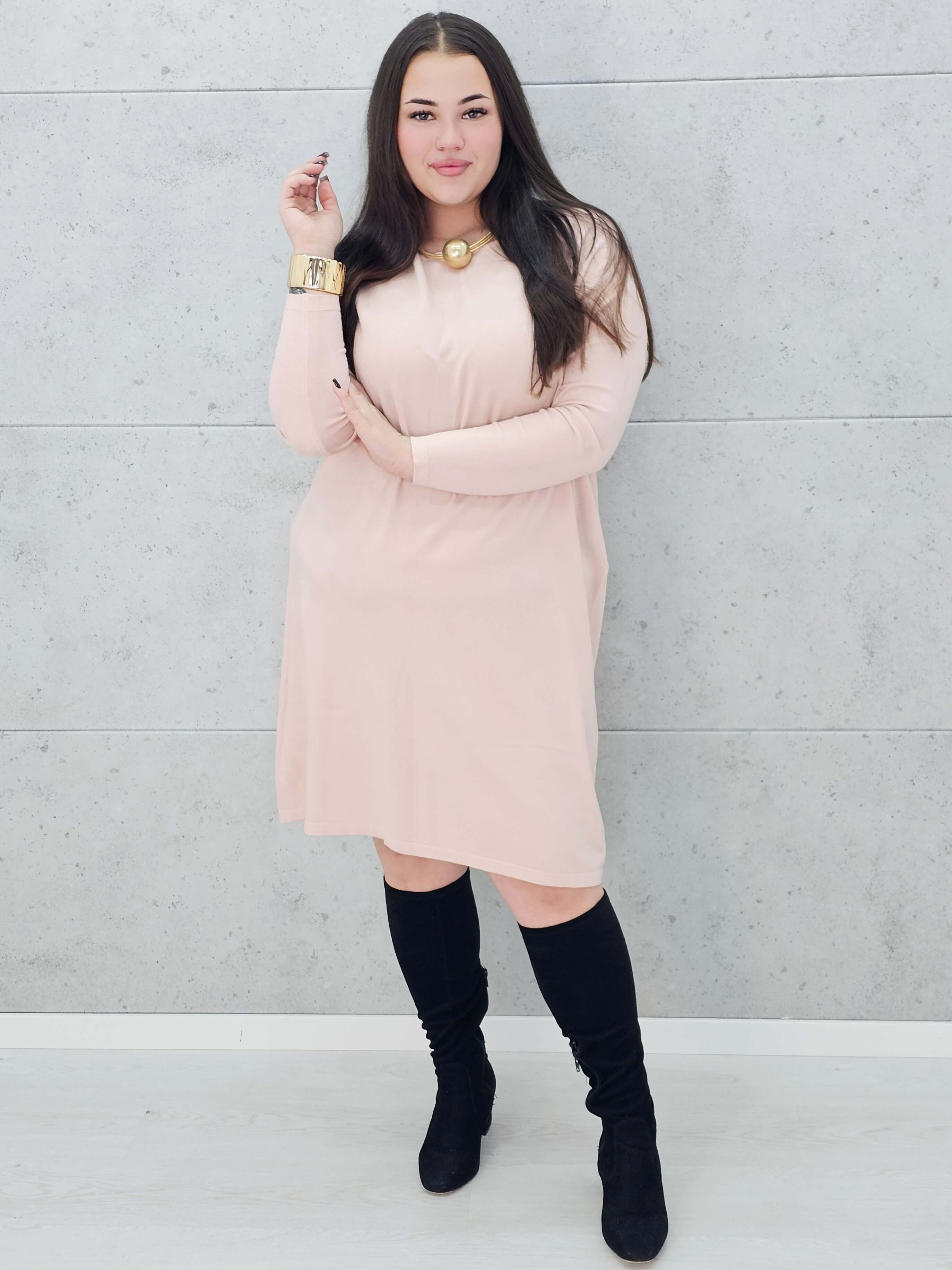 Sukienka z kokardą na plecach – kobiecy urok i komfort w rozmiarze plus size Stylowa XL