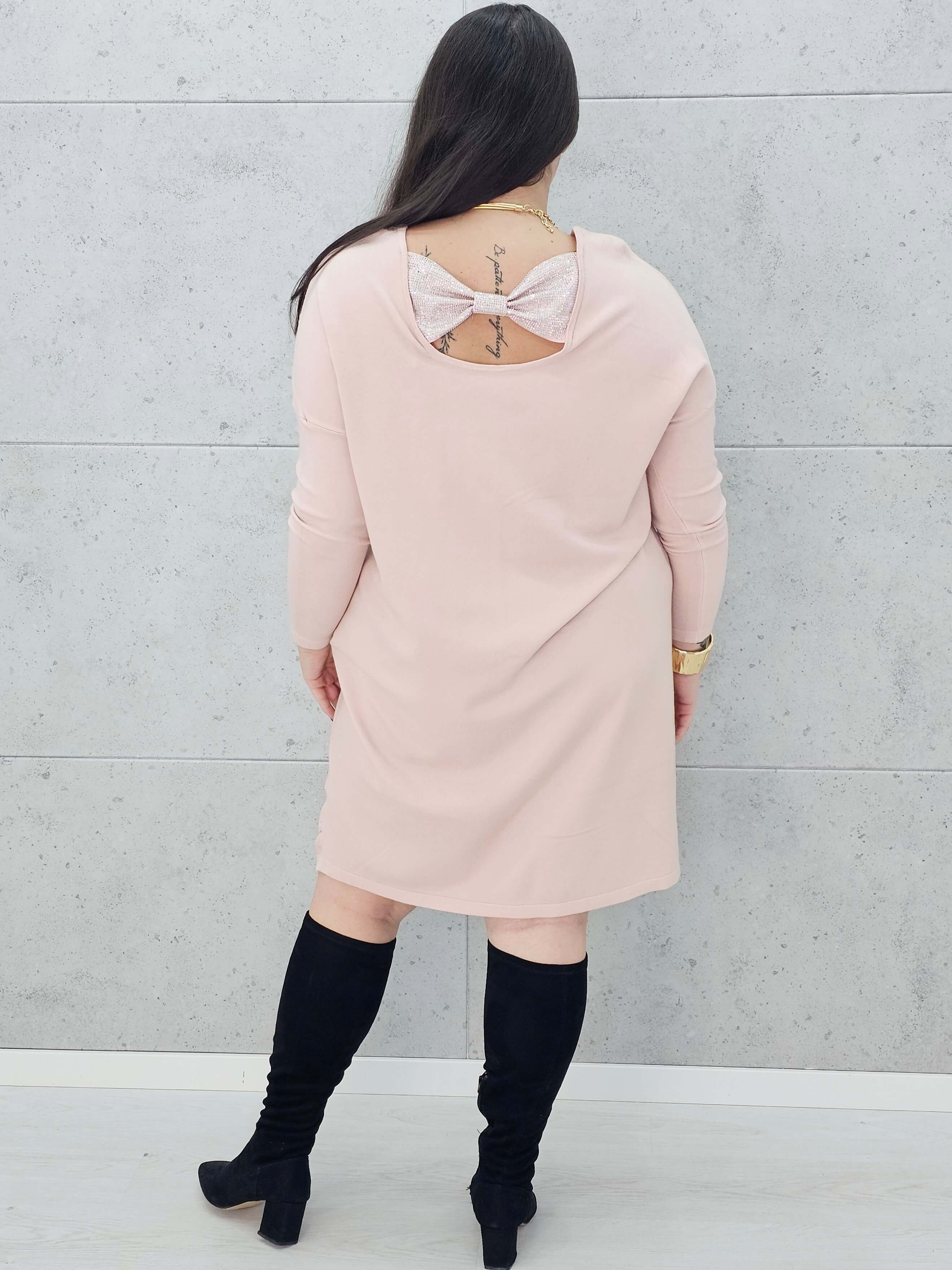 Sukienka z kokardą na plecach – kobiecy urok i komfort w rozmiarze plus size Stylowa XL