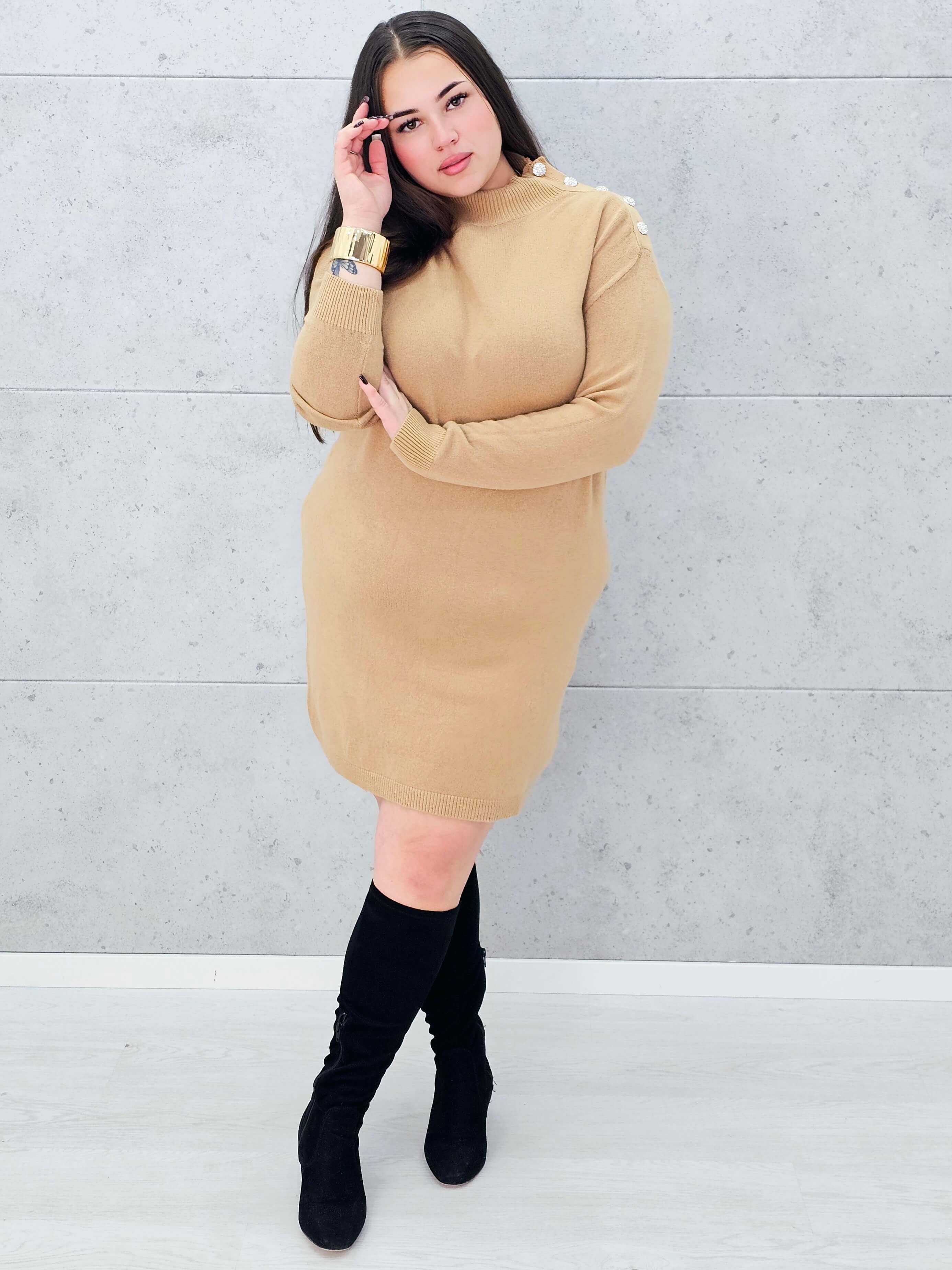 Sukienka sweterkowa z ozdobnymi guzikami na ramieniu z jednej strony Stylowa XL