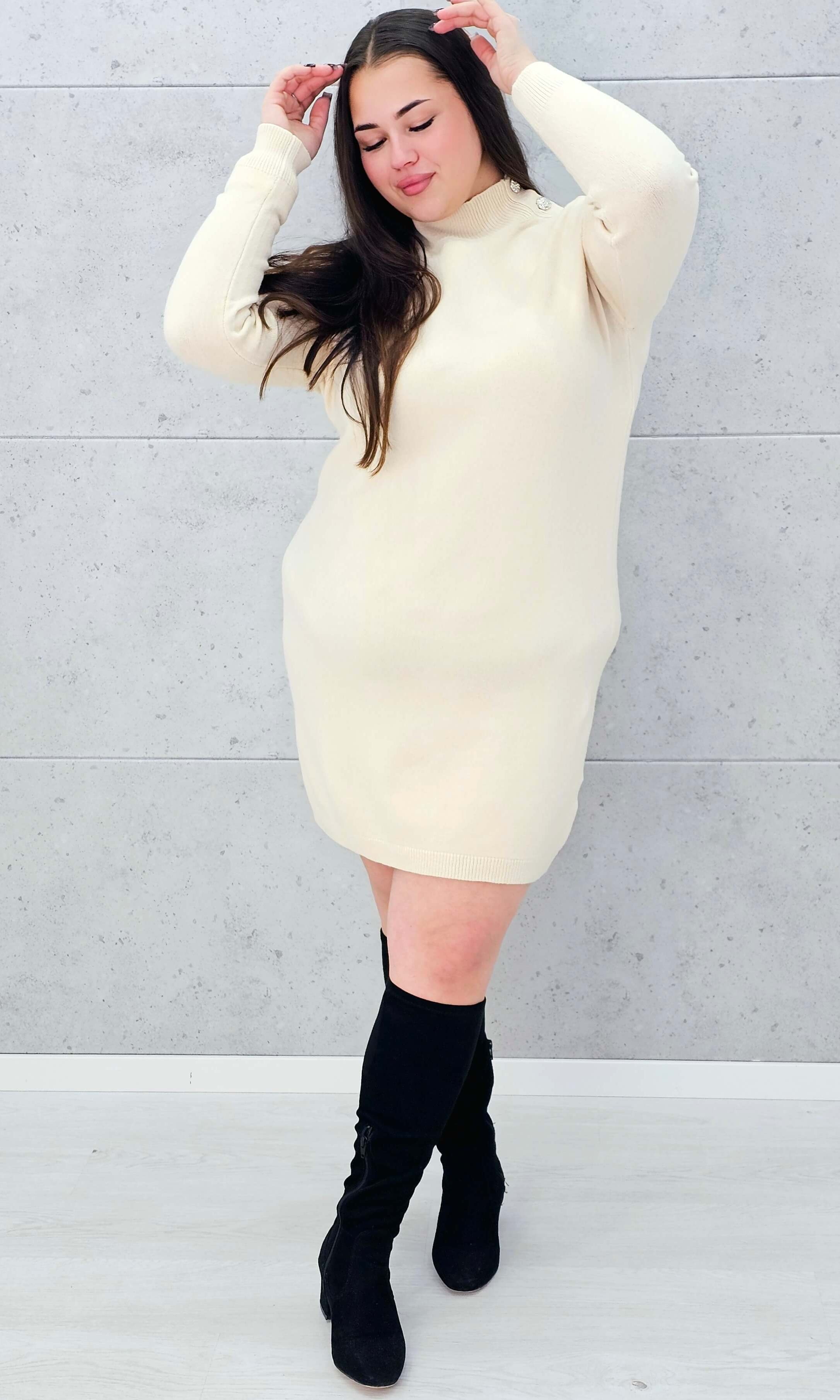 Sukienka sweterkowa z ozdobnymi guzikami na ramieniu z jednej strony Stylowa XL