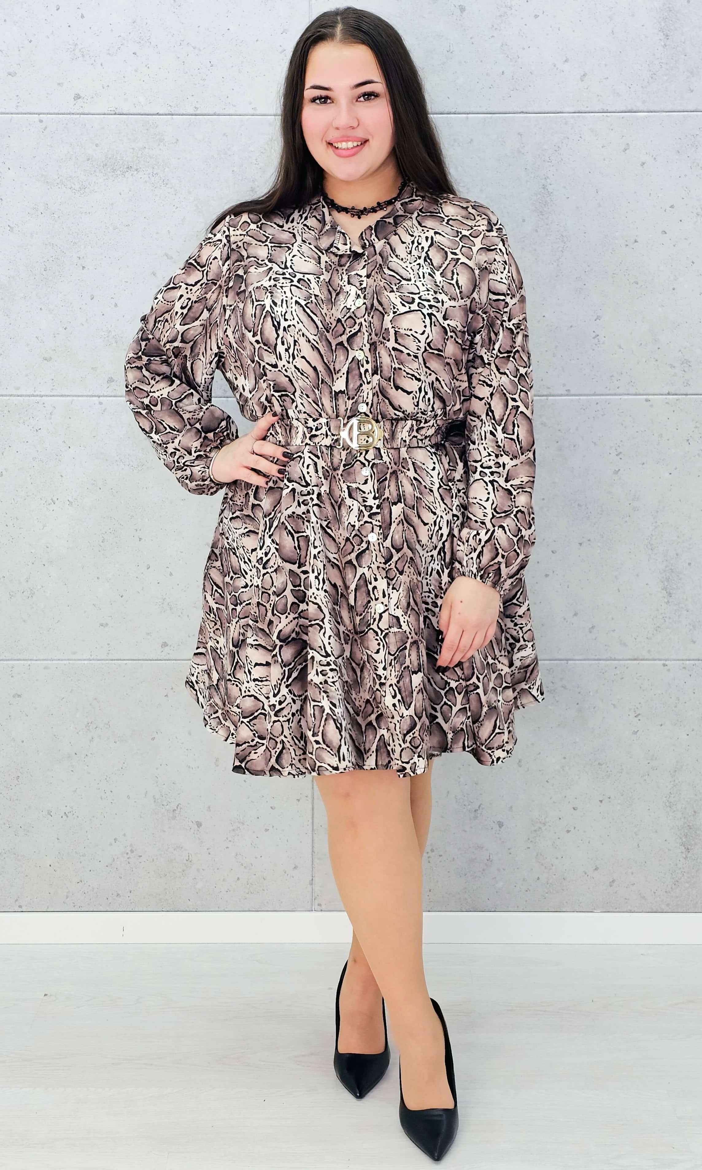 Sukienka w zwierzęcy wzór – elegancki fason plus size z paskiem Stylowa XL