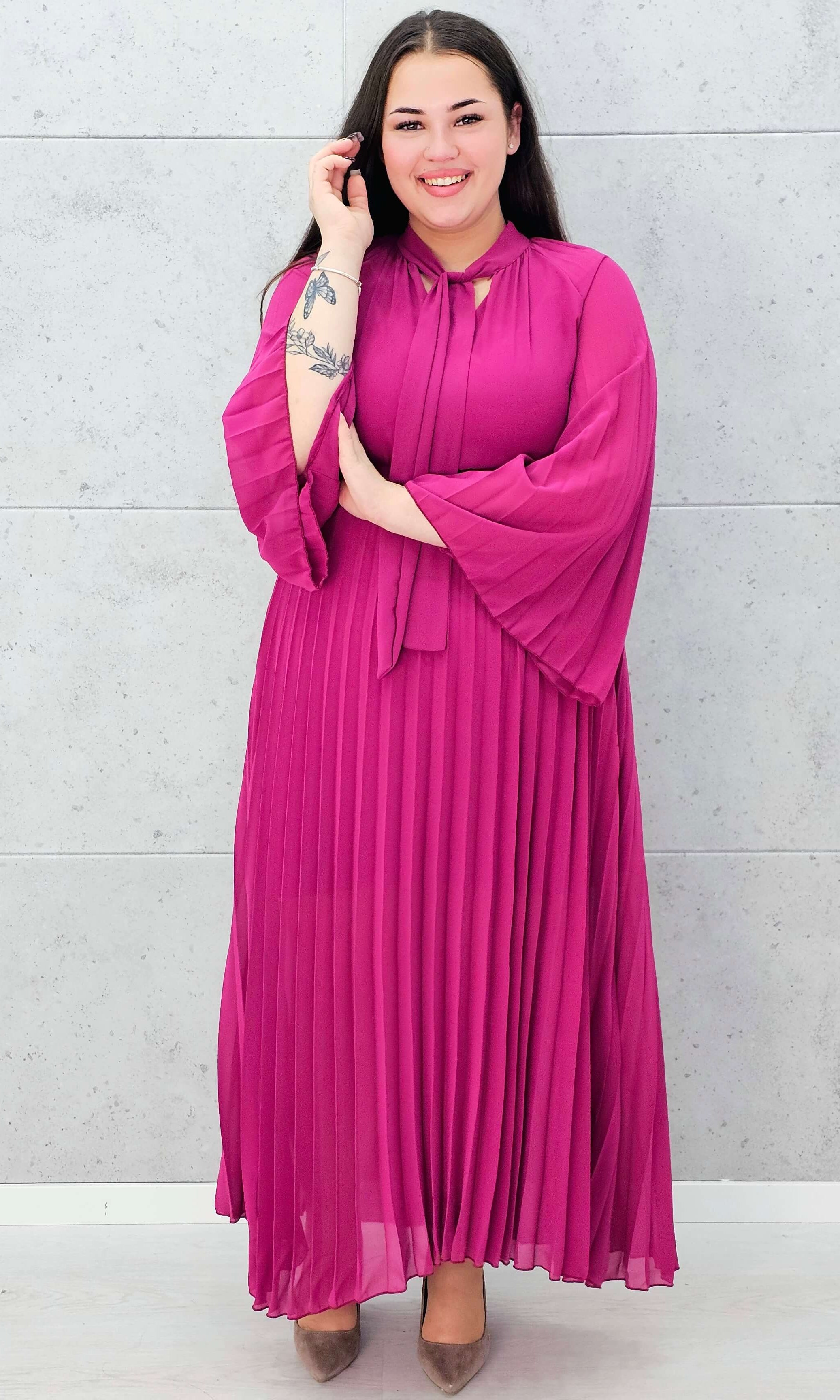 Plisowana sukienka maxi z wiązaniem pod szyją – elegancka sukienka plus size w kolorze fuksji Stylowa XL