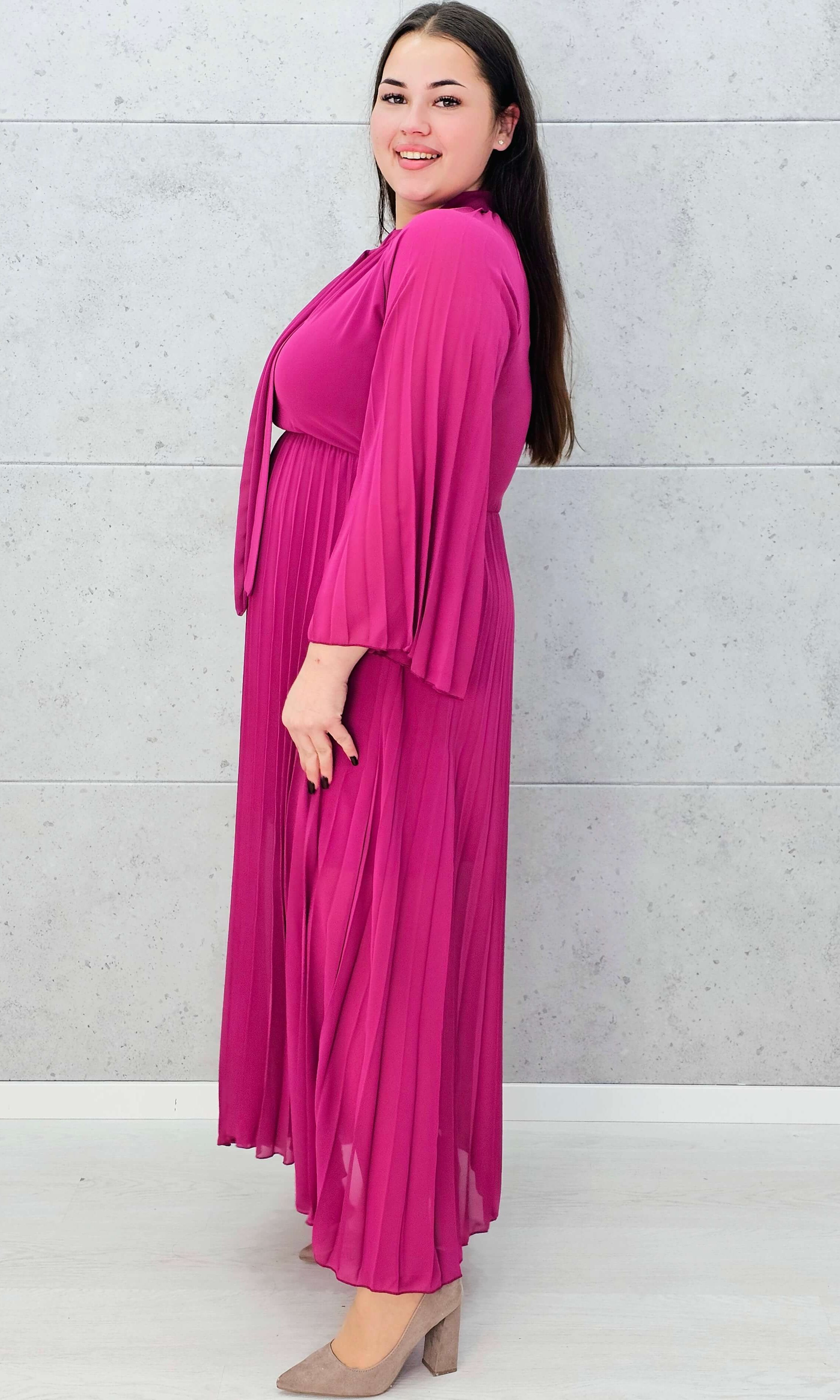Plisowana sukienka maxi z wiązaniem pod szyją – elegancka sukienka plus size w kolorze fuksji Stylowa XL