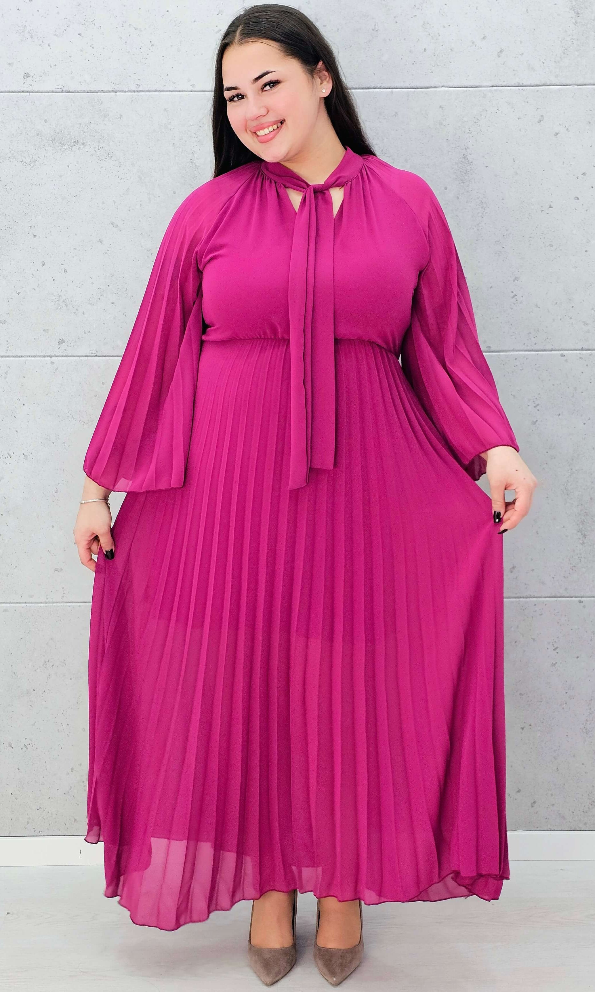 Plisowana sukienka maxi z wiązaniem pod szyją – elegancka sukienka plus size w kolorze fuksji Stylowa XL