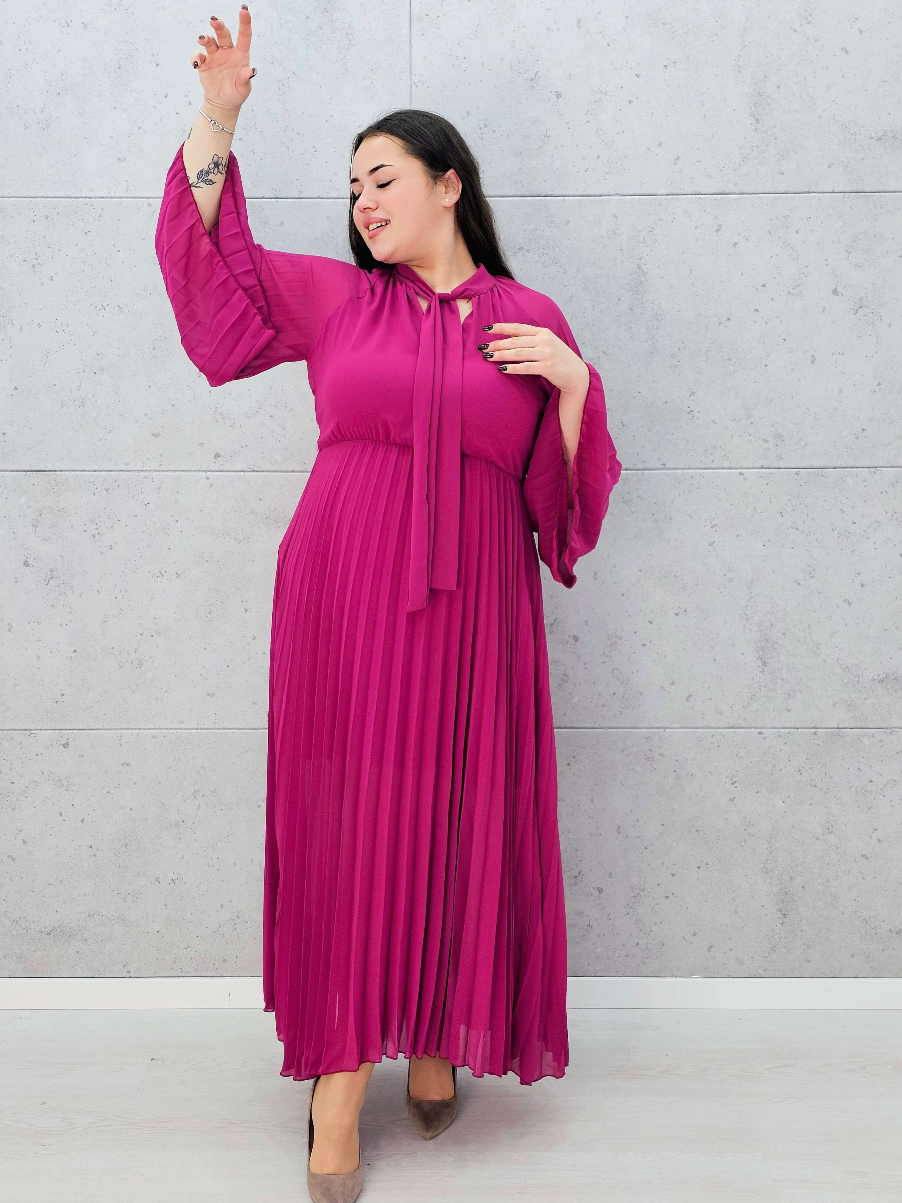 Plisowana sukienka maxi z wiązaniem pod szyją – elegancka sukienka plus size w kolorze fuksji Stylowa XL