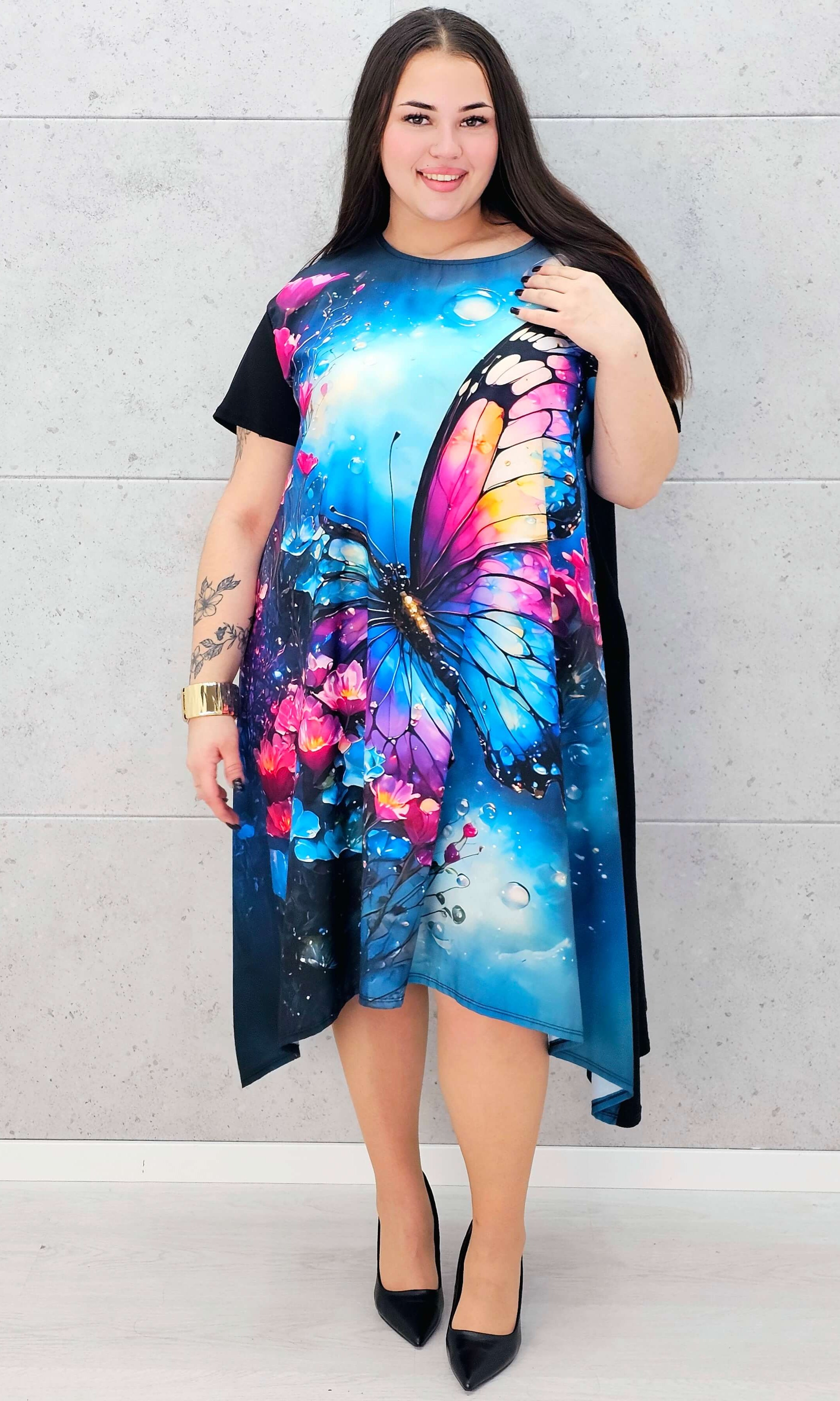 Sukienka StylowaXL z motylem – kolorowa sukienka plus size o asymetrycznym kroju Stylowa XL